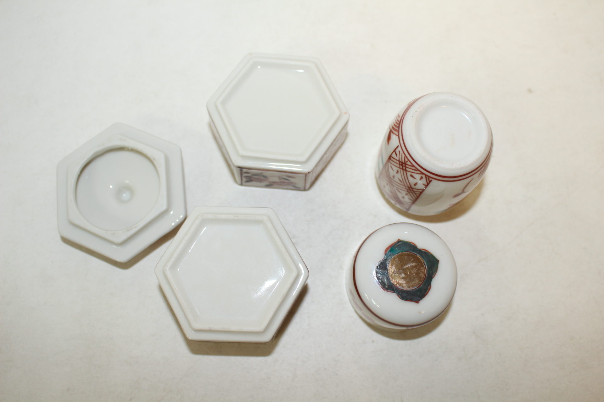 진사백자 화문 이단합과 잔 소호