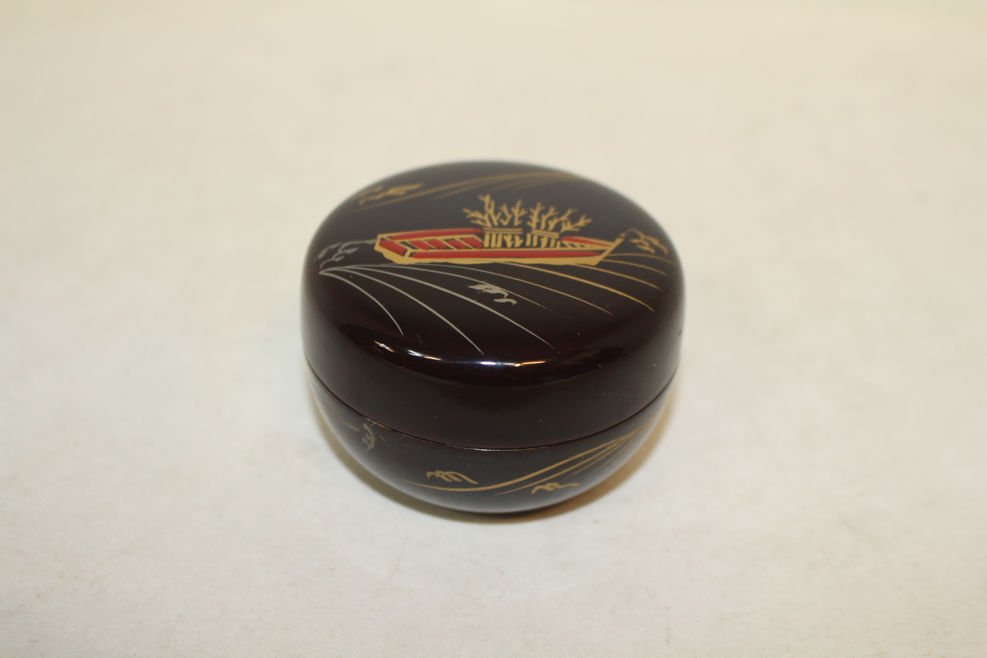 명품-나무에 옷칠후 금채화문된 말차통