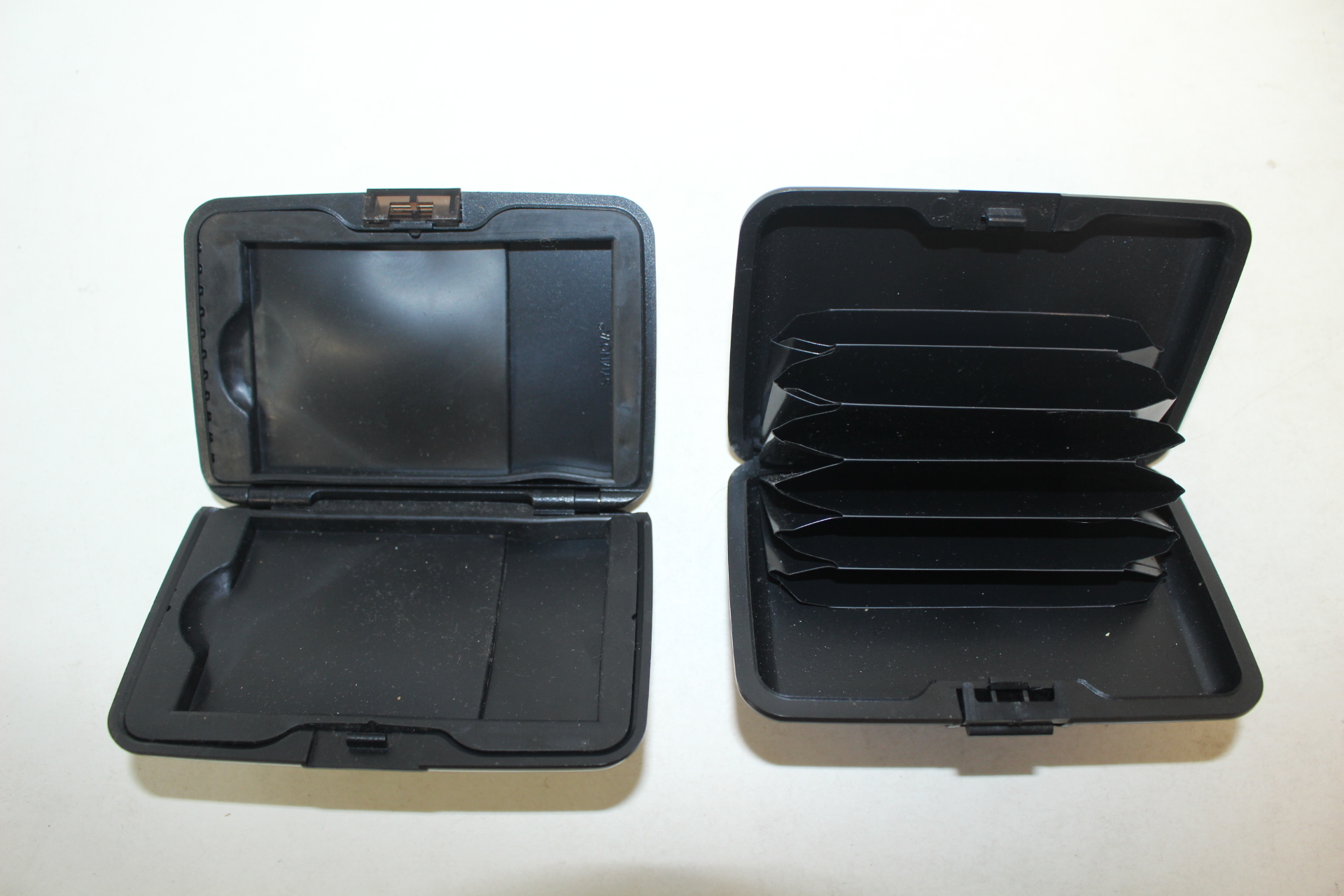 금속재질로된 소형지갑크기의 함 2점