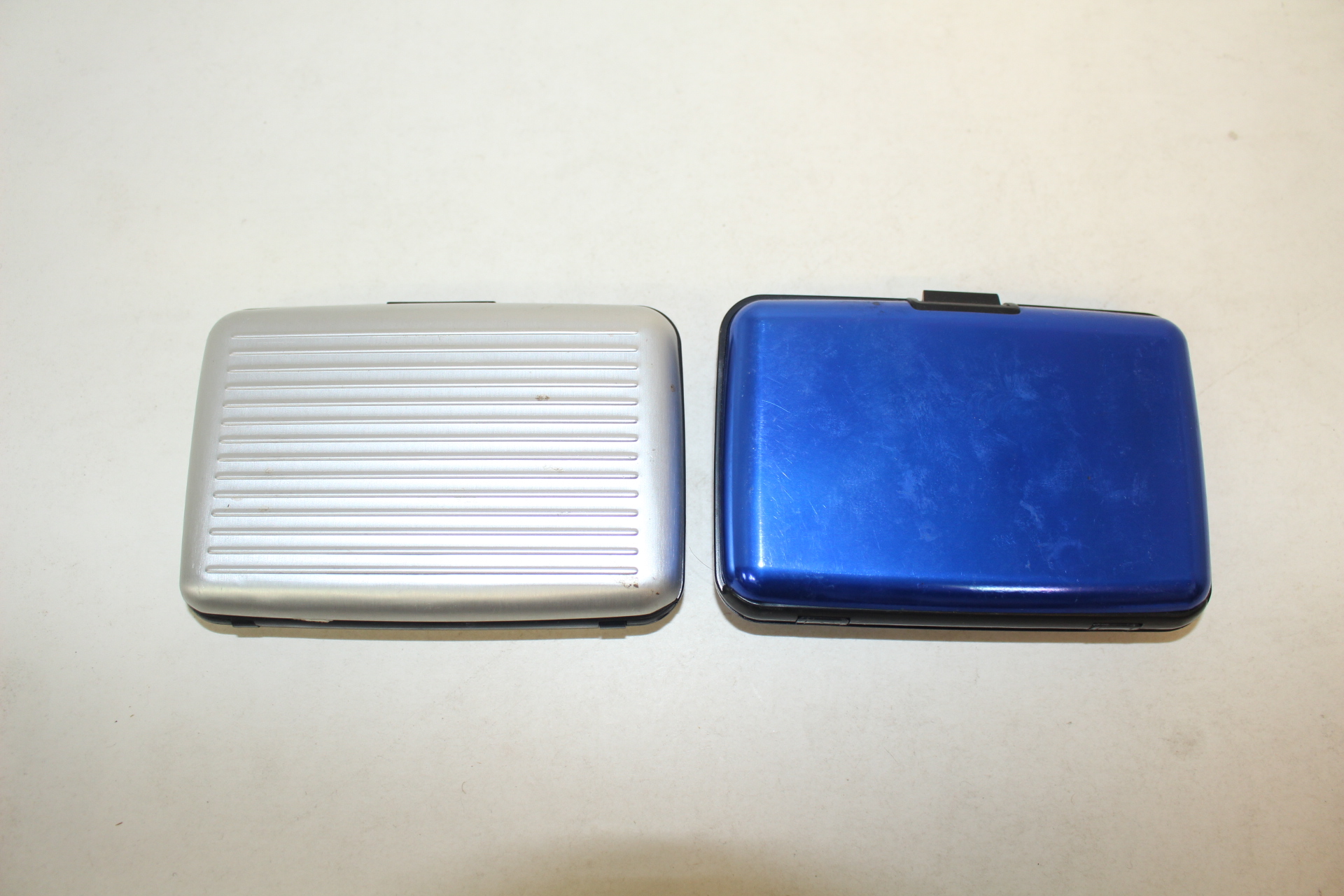 금속재질로된 소형지갑크기의 함 2점