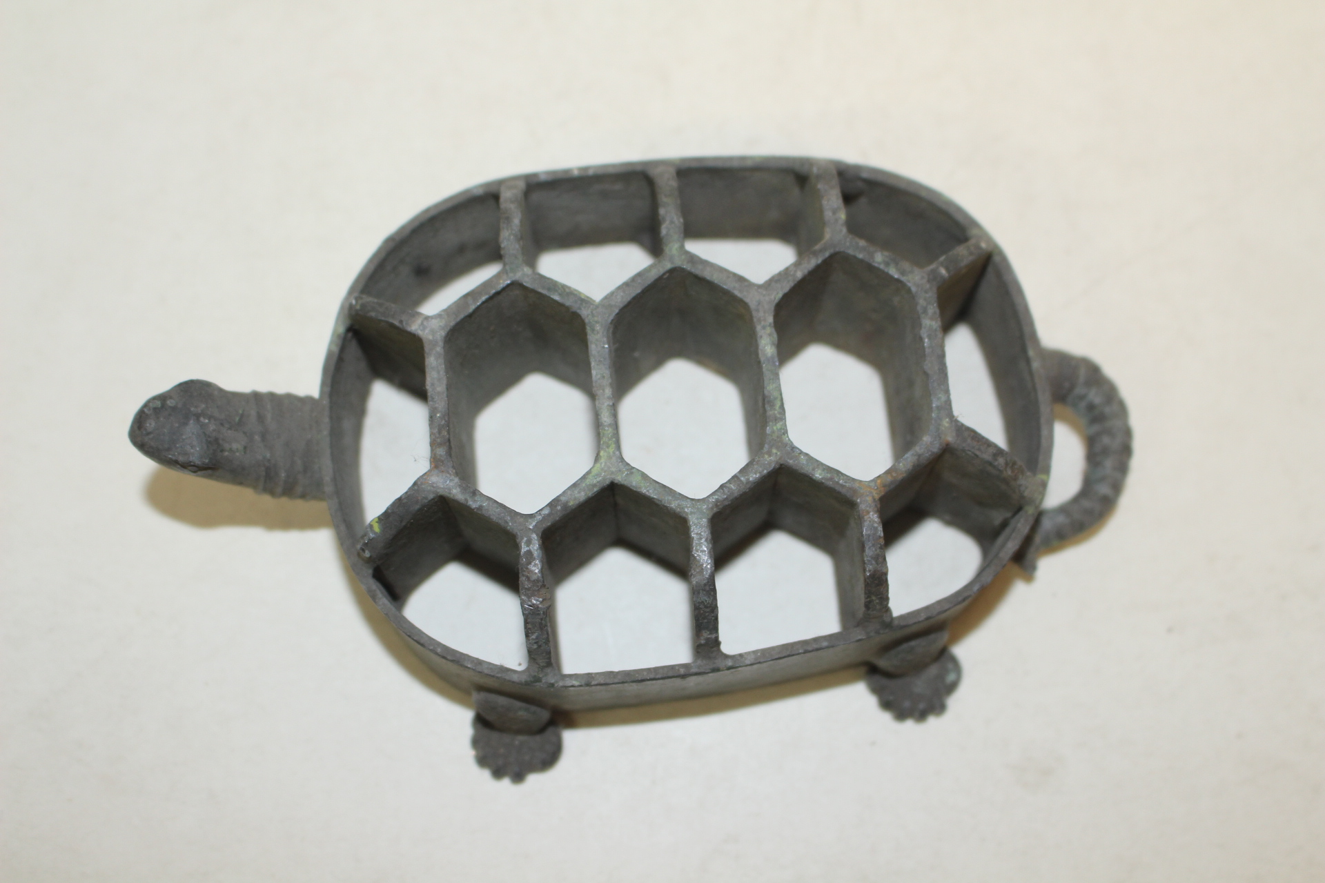 묵직한 금속재질로된 거북이모양 꽃꽂이 침봉