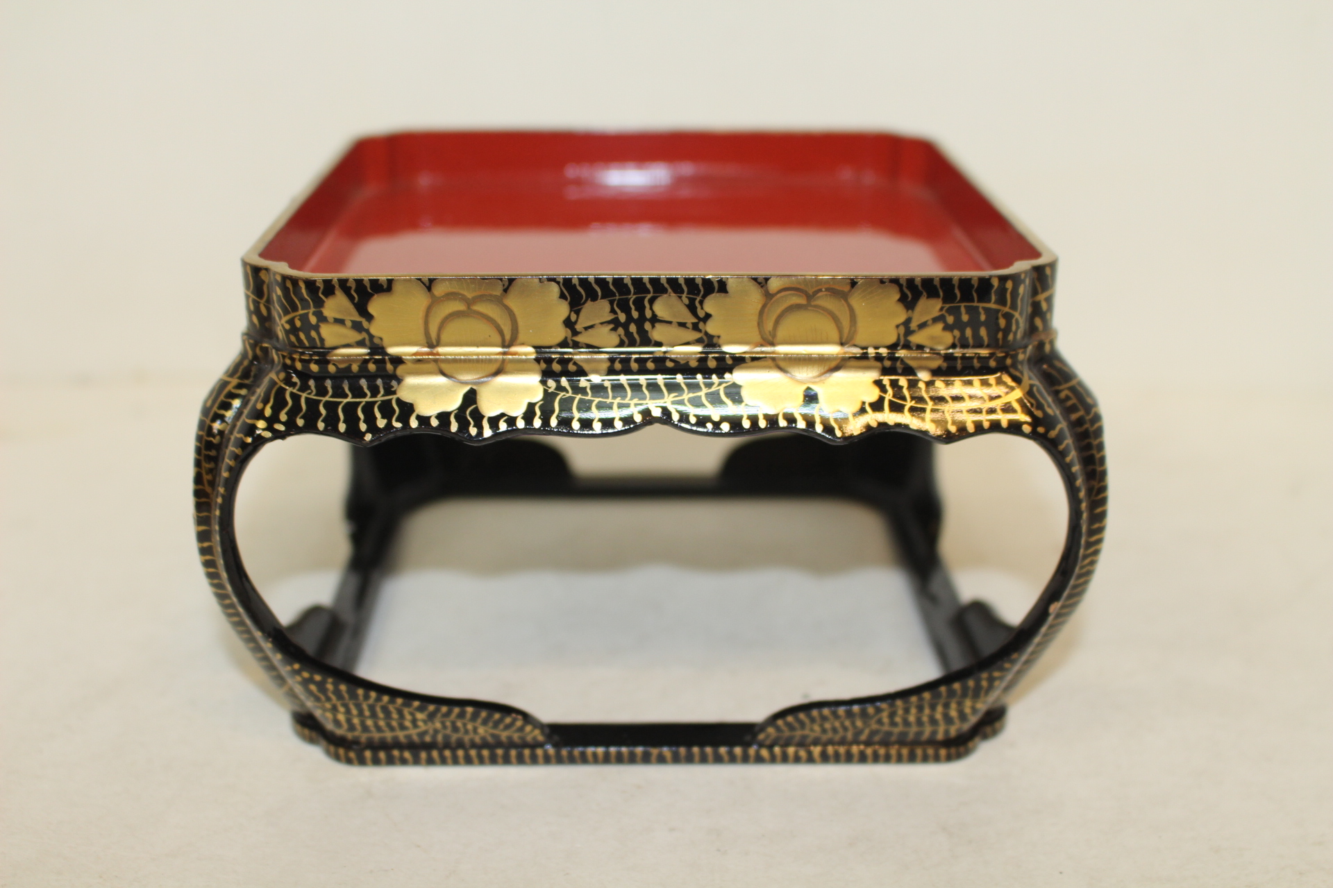 나무에 옷칠후 금채화문된 사각차반