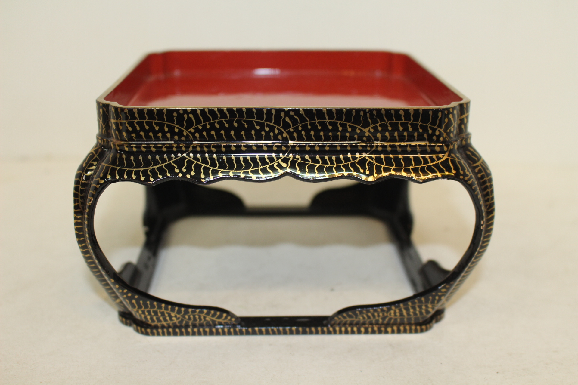 나무에 옷칠후 금채화문된 사각차반