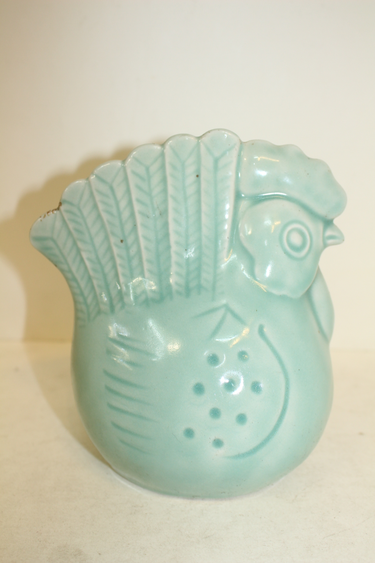 청자 닭 조각상