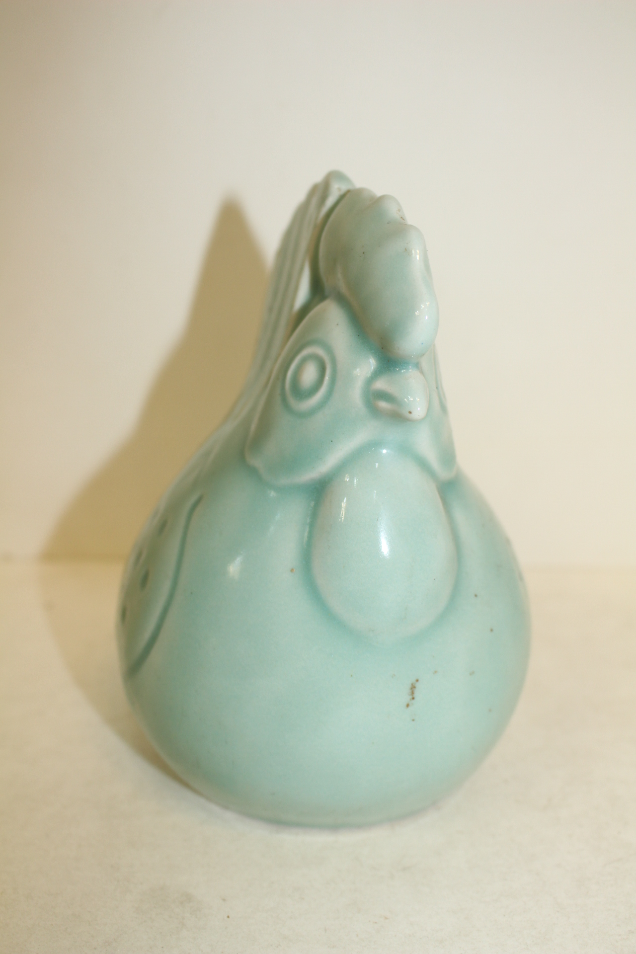 청자 닭 조각상