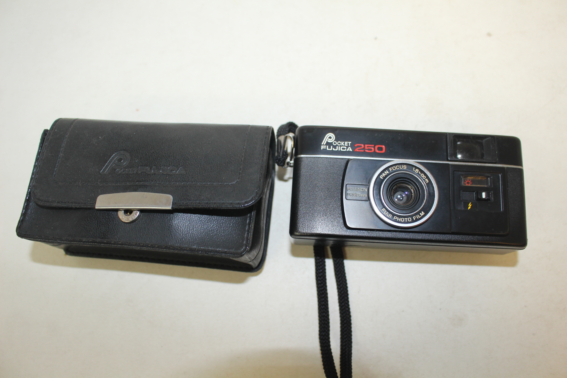 소형크기의 포켓후지카250 카메라