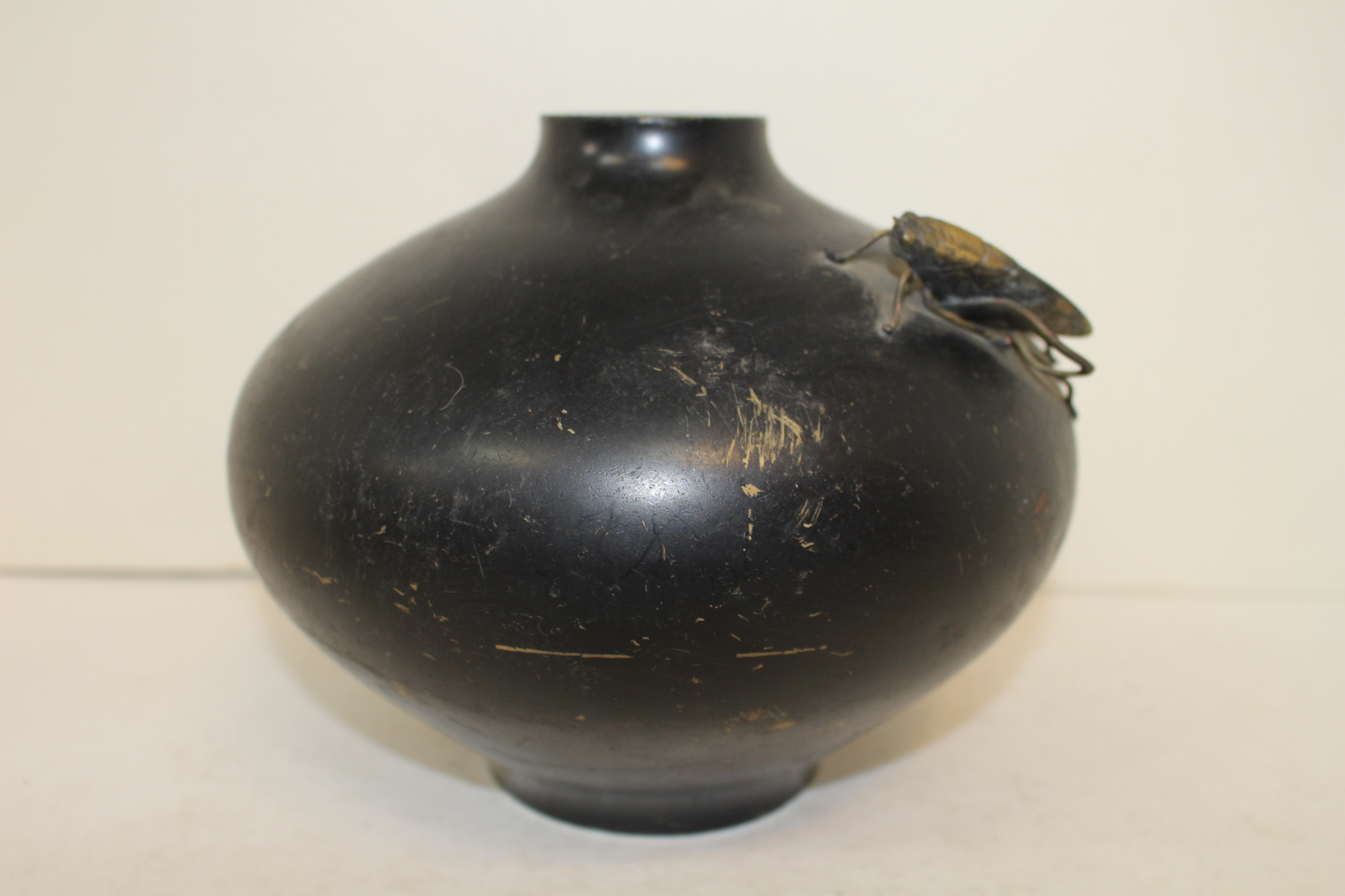 묵직한 청동으로된 메뚜기가 앉은 호