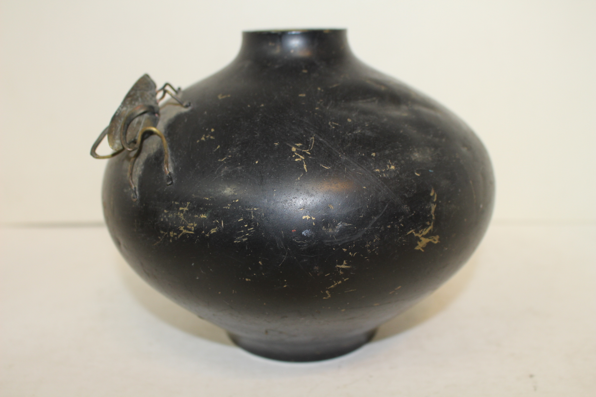 묵직한 청동으로된 메뚜기가 앉은 호