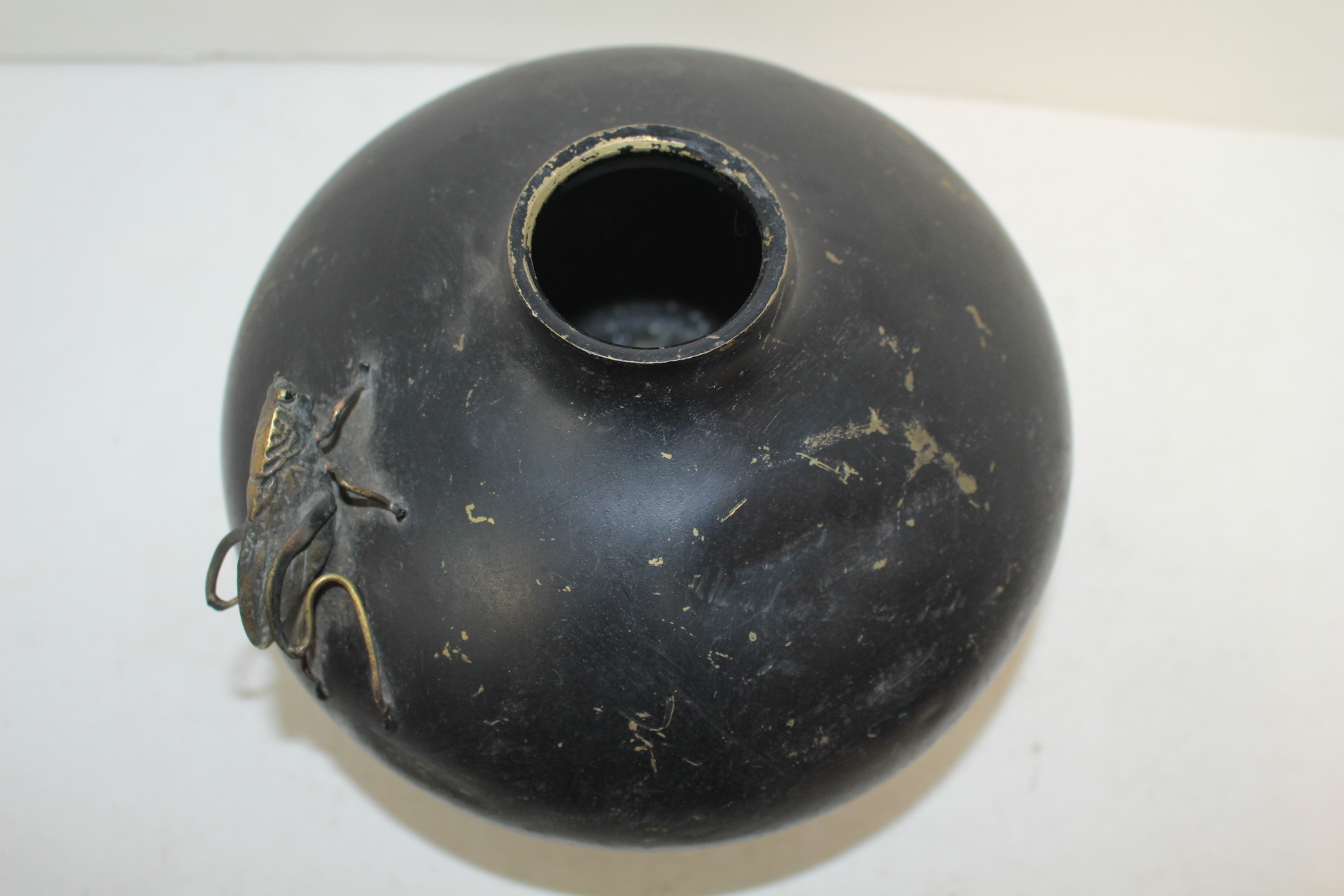 묵직한 청동으로된 메뚜기가 앉은 호