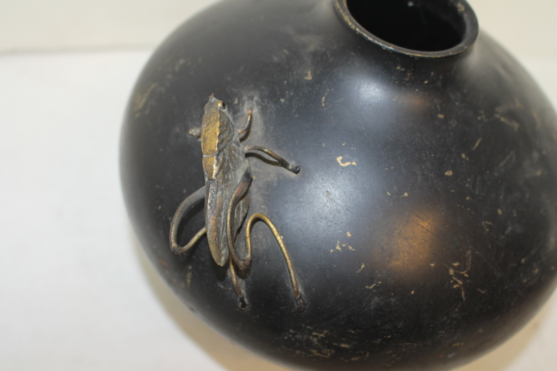 묵직한 청동으로된 메뚜기가 앉은 호