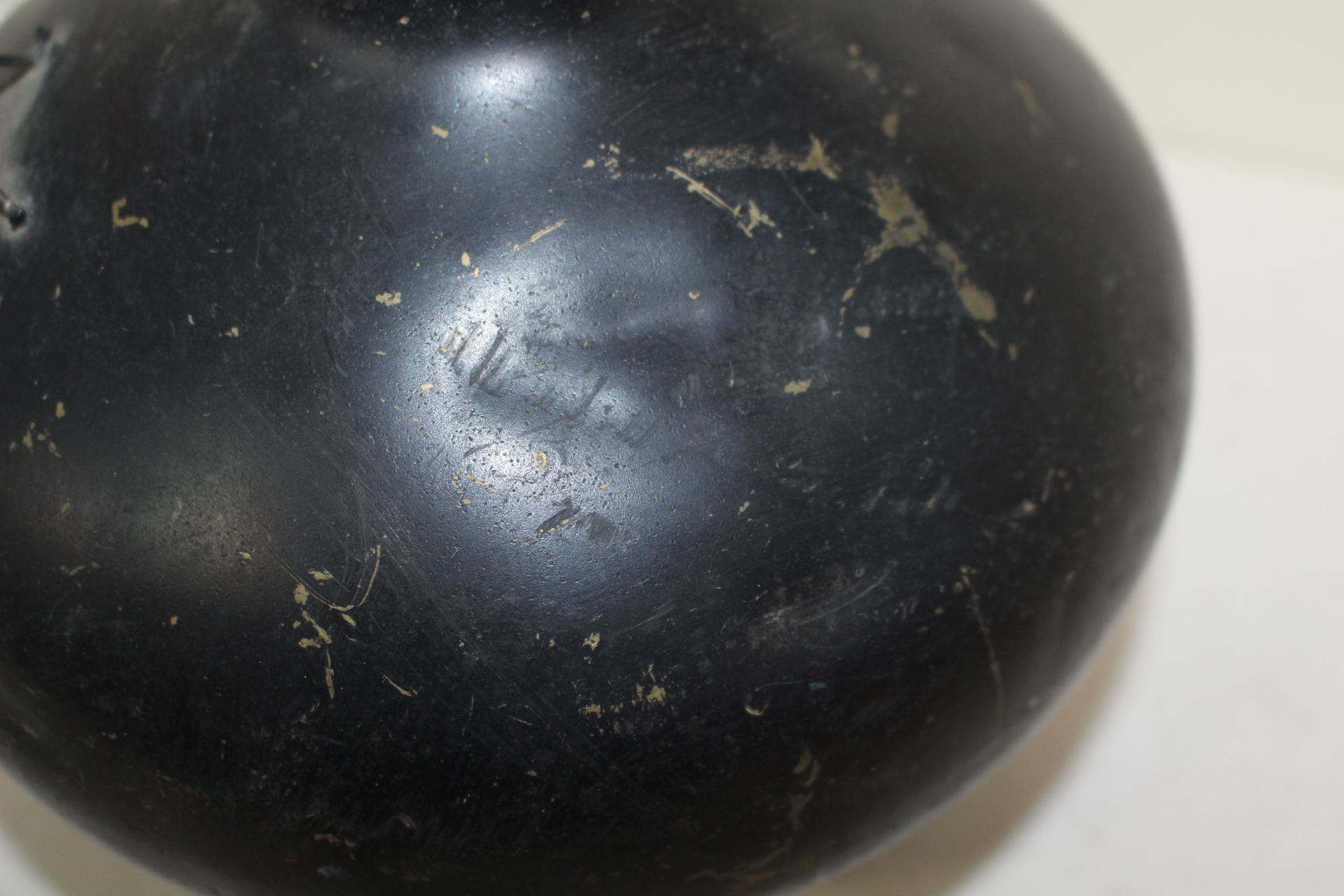 묵직한 청동으로된 메뚜기가 앉은 호