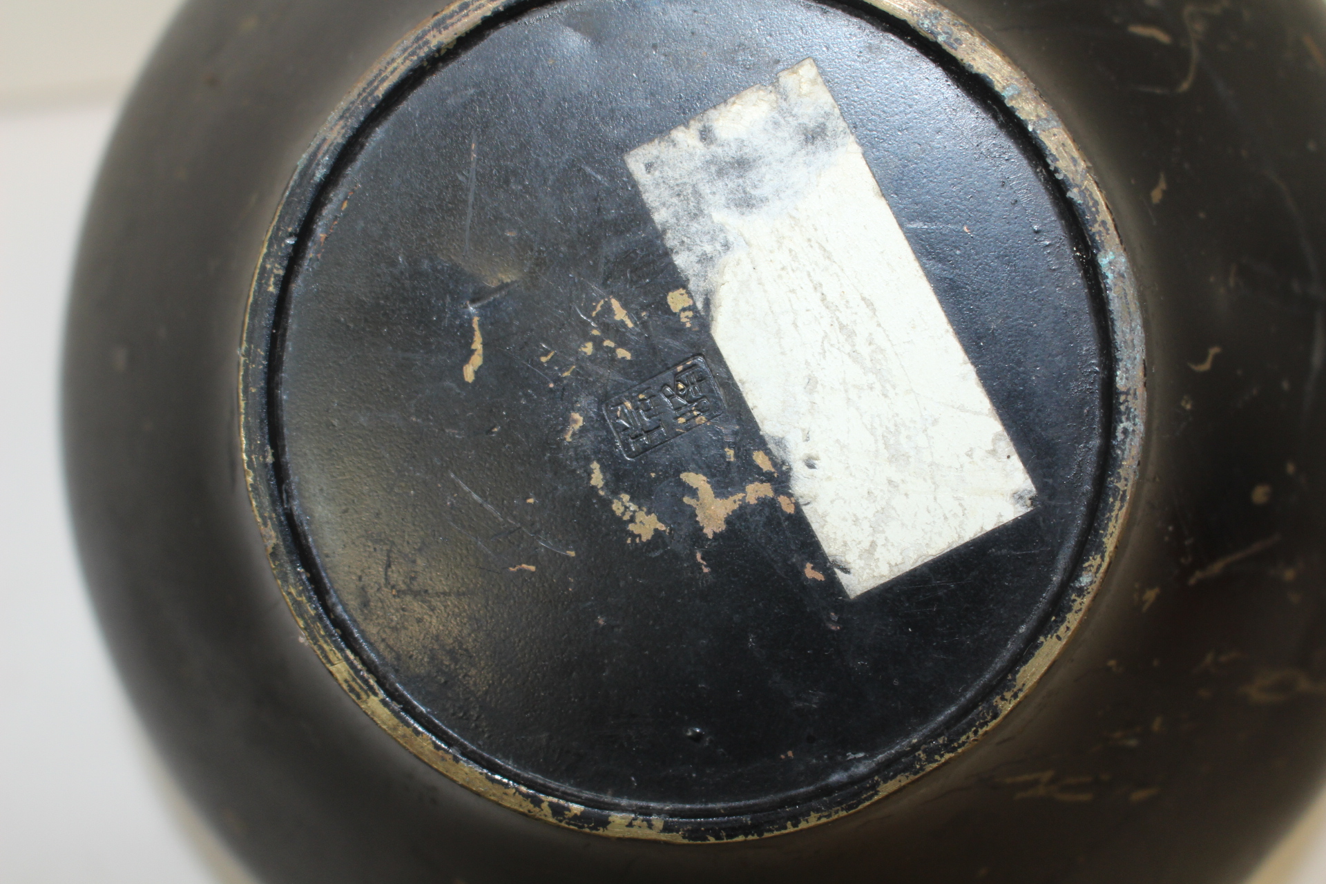 묵직한 청동으로된 메뚜기가 앉은 호