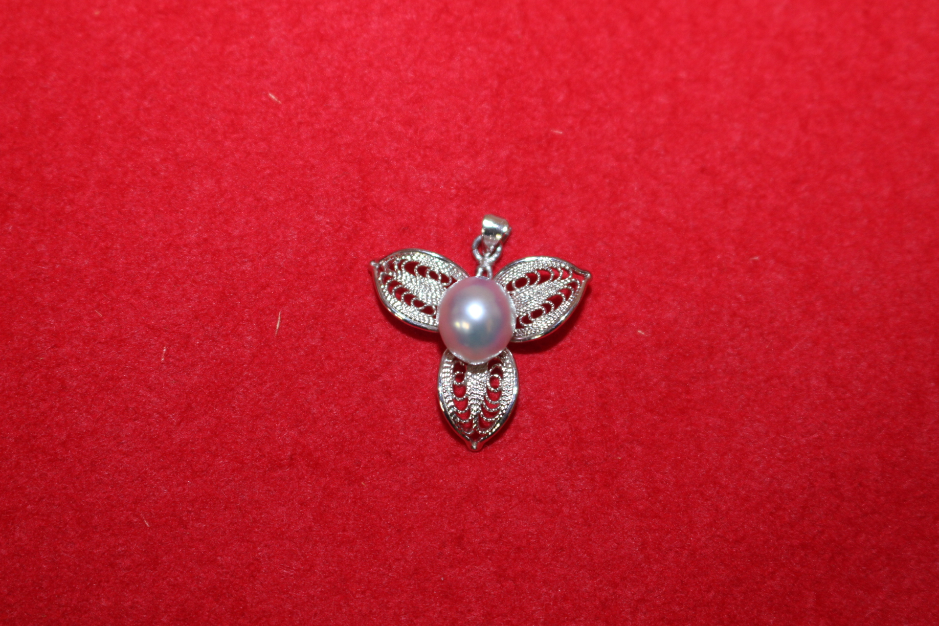 천연진주가 장식된 목걸이추