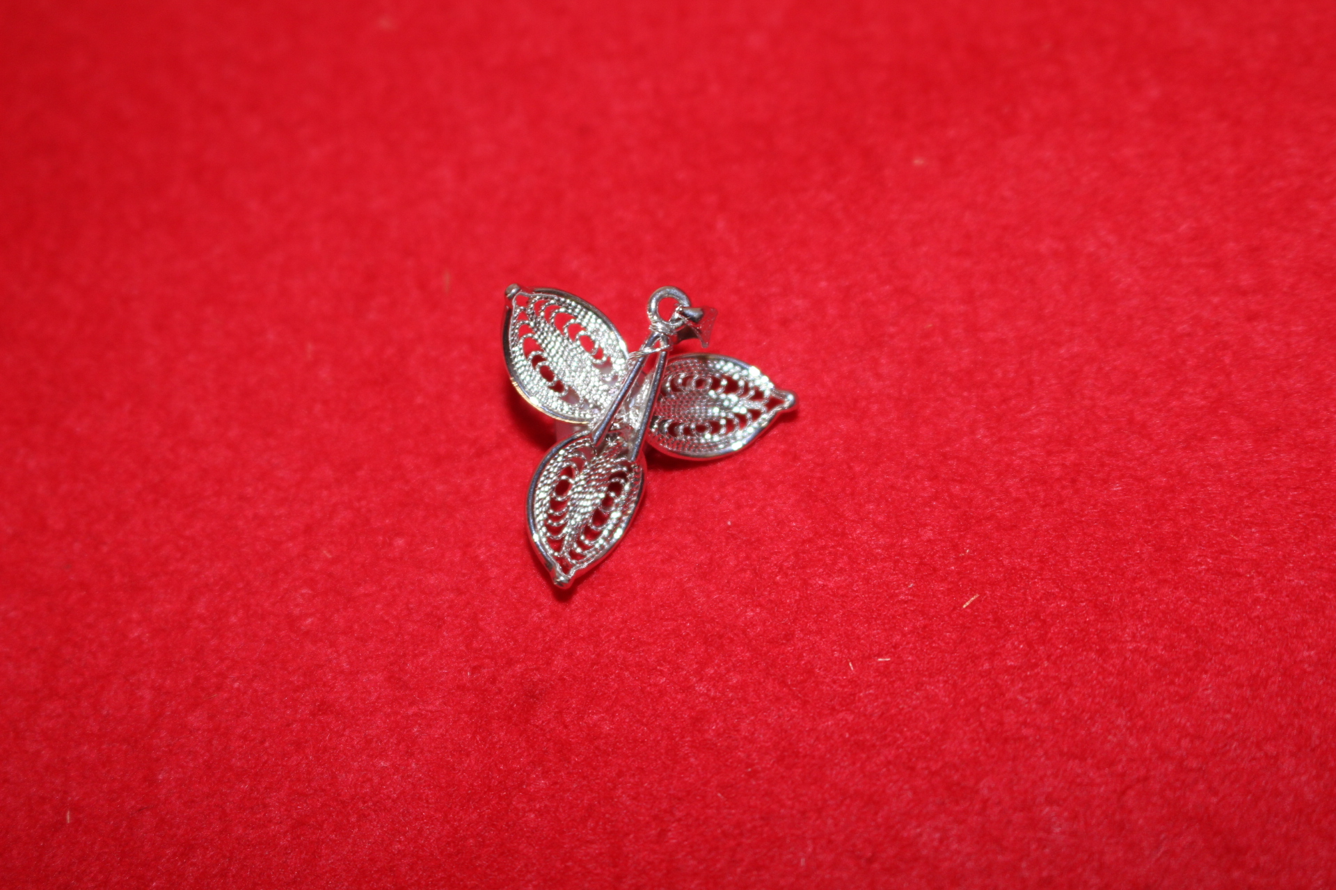 천연진주가 장식된 목걸이추