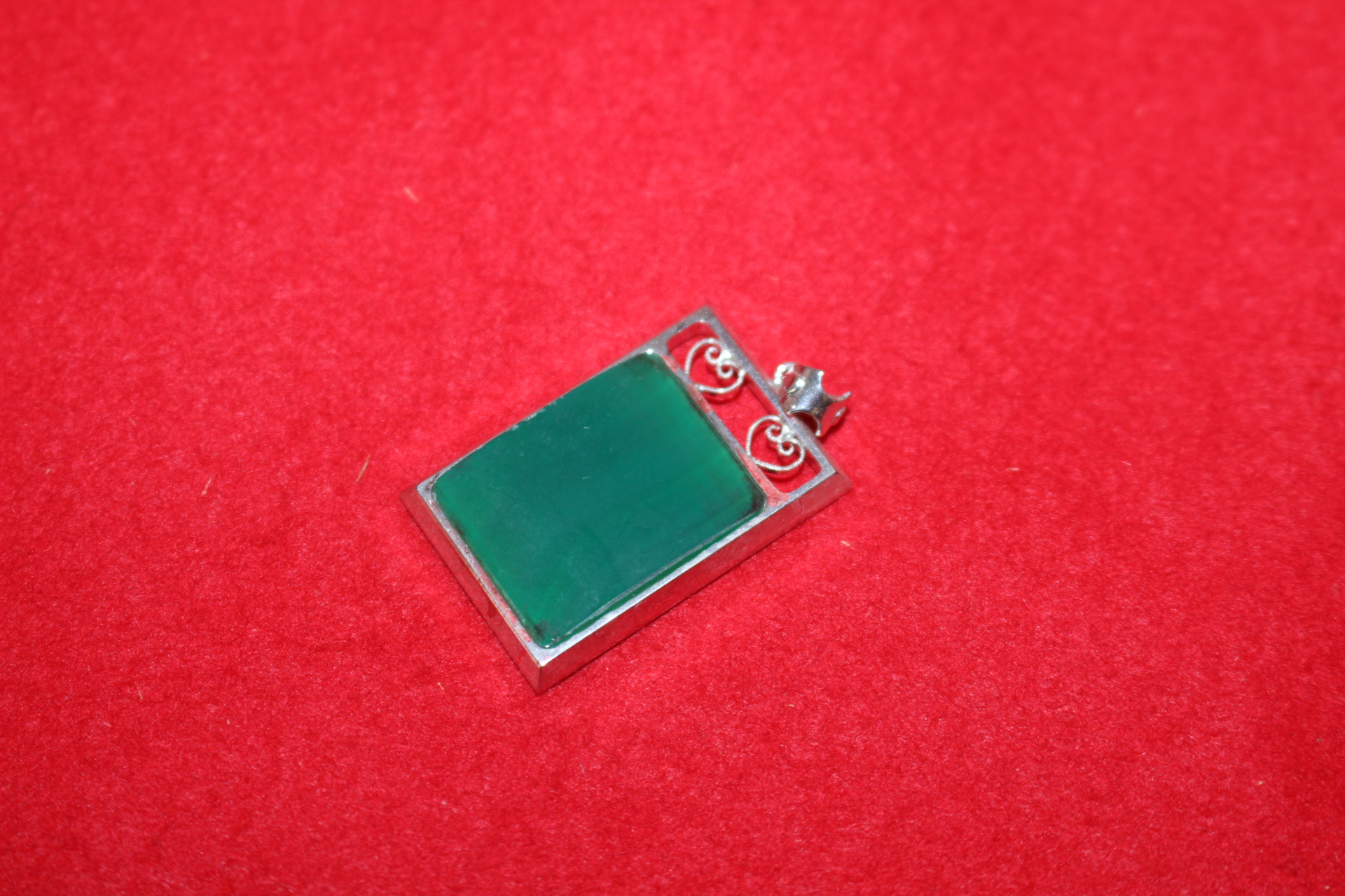 보석이 장식된 목걸이추