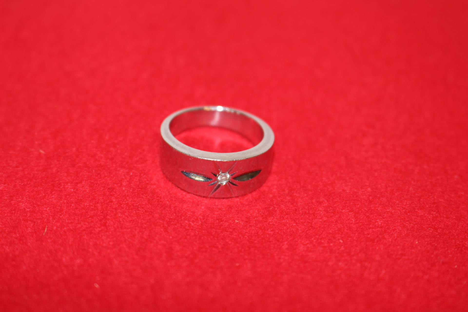 보석이 장식된 반지