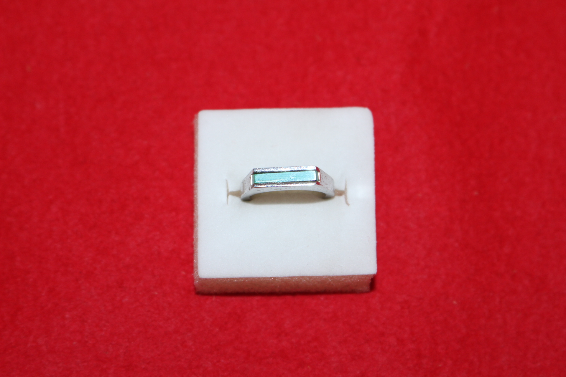 보석이 장식된 반지