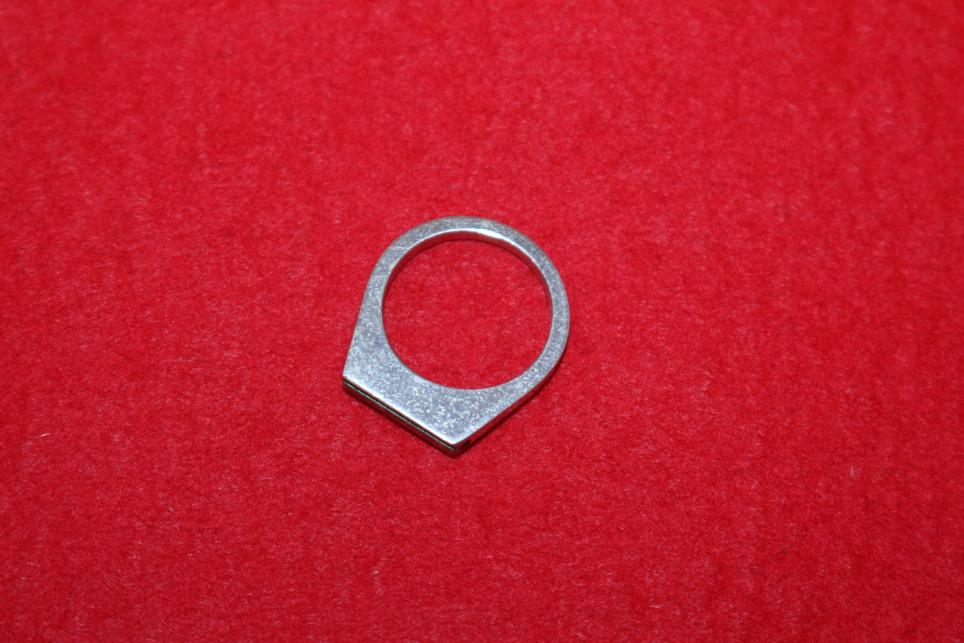 보석이 장식된 반지