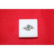 보석이 장식된 반지