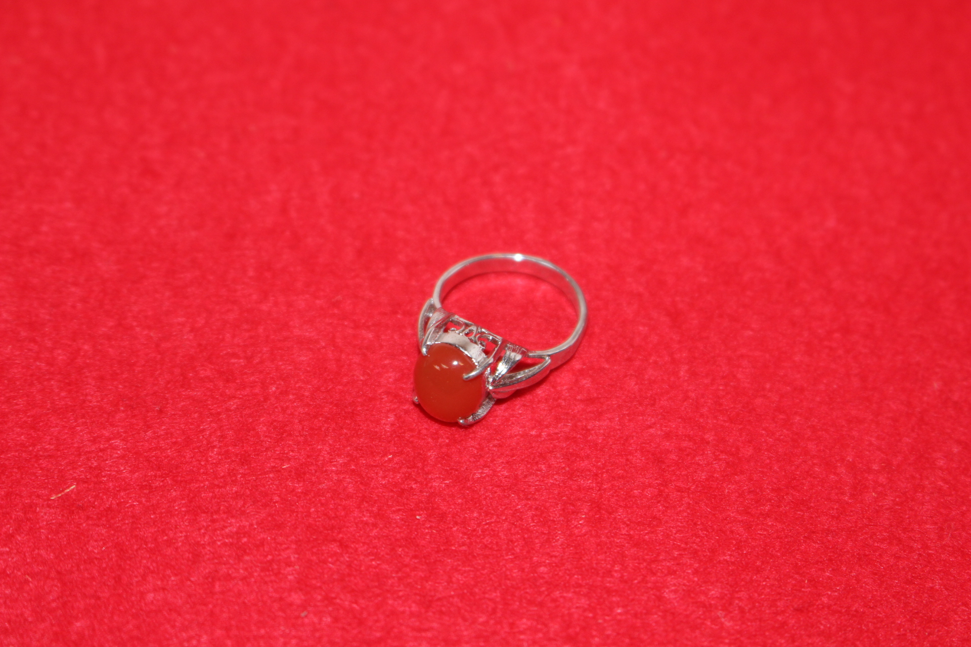 보석이 장식된 순은반지