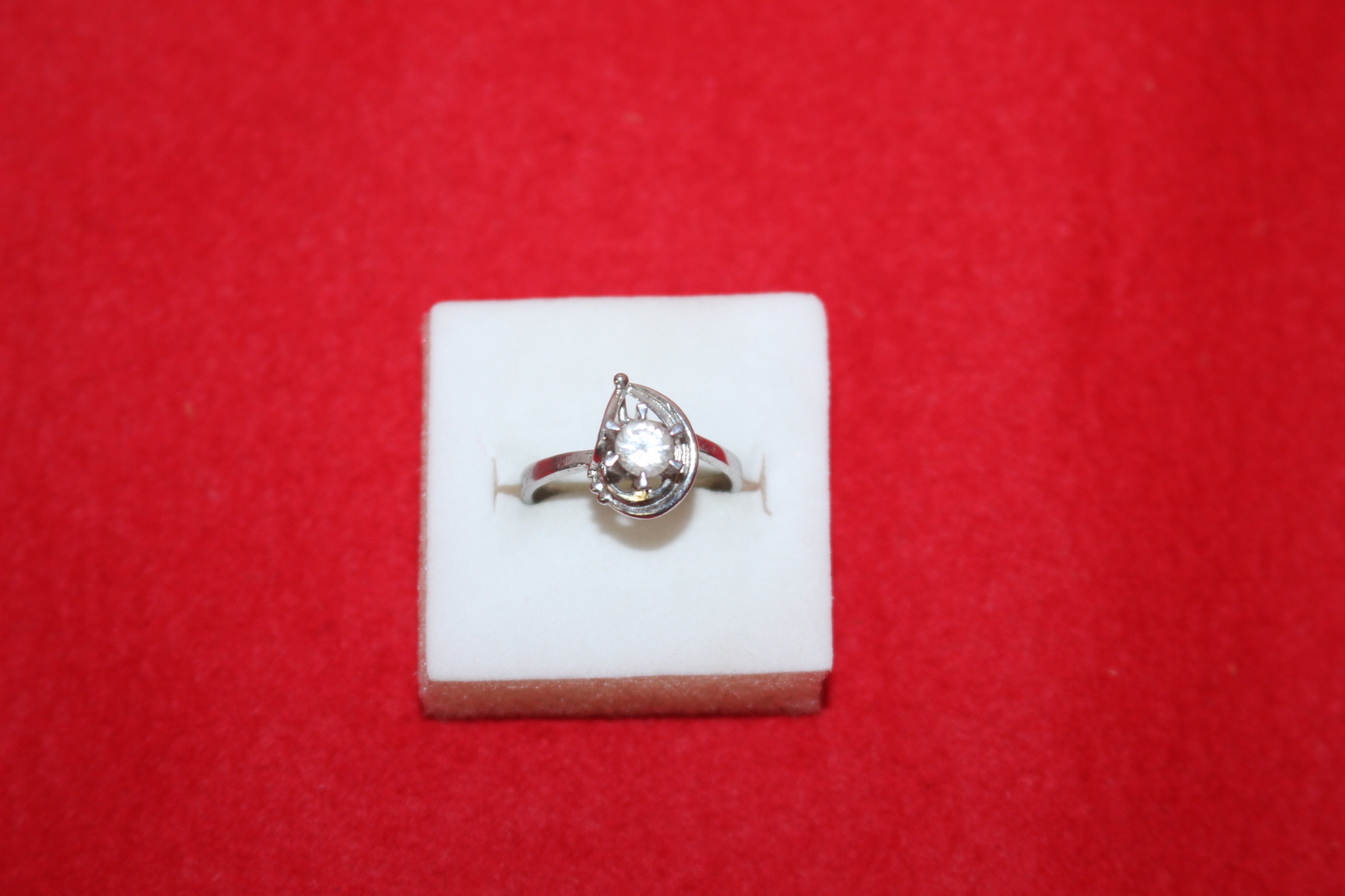 보석이 장식된 반지