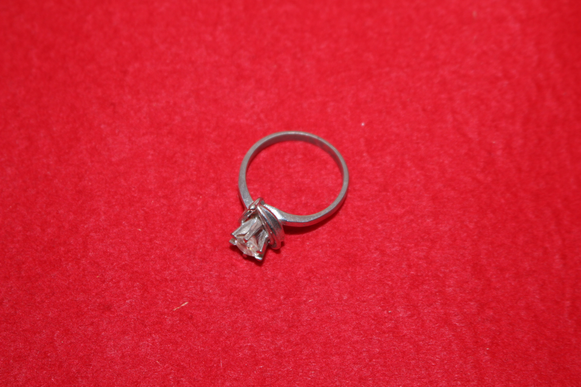 보석이 장식된 반지