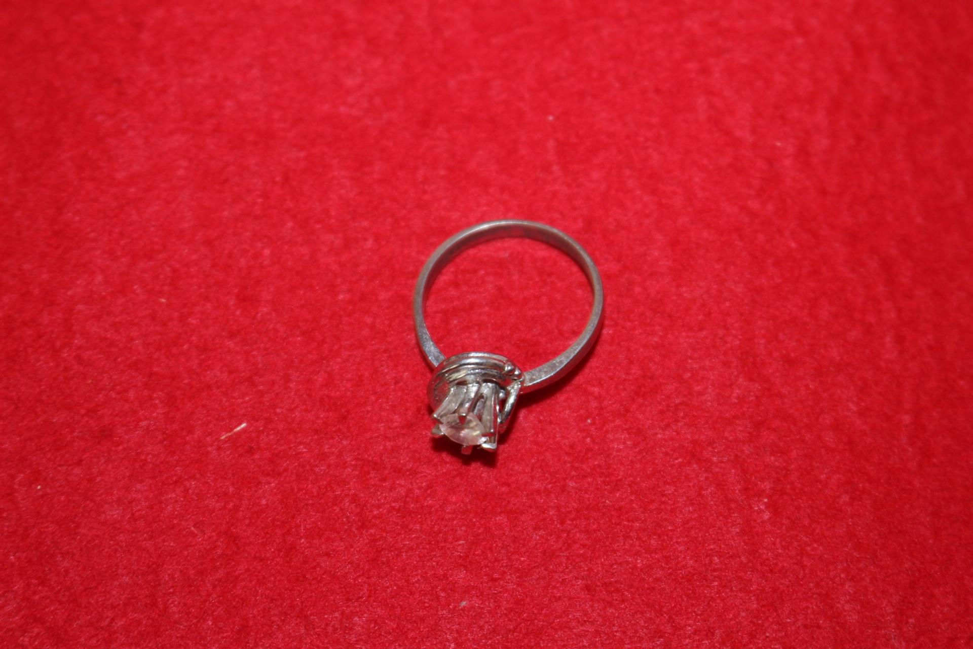 보석이 장식된 반지