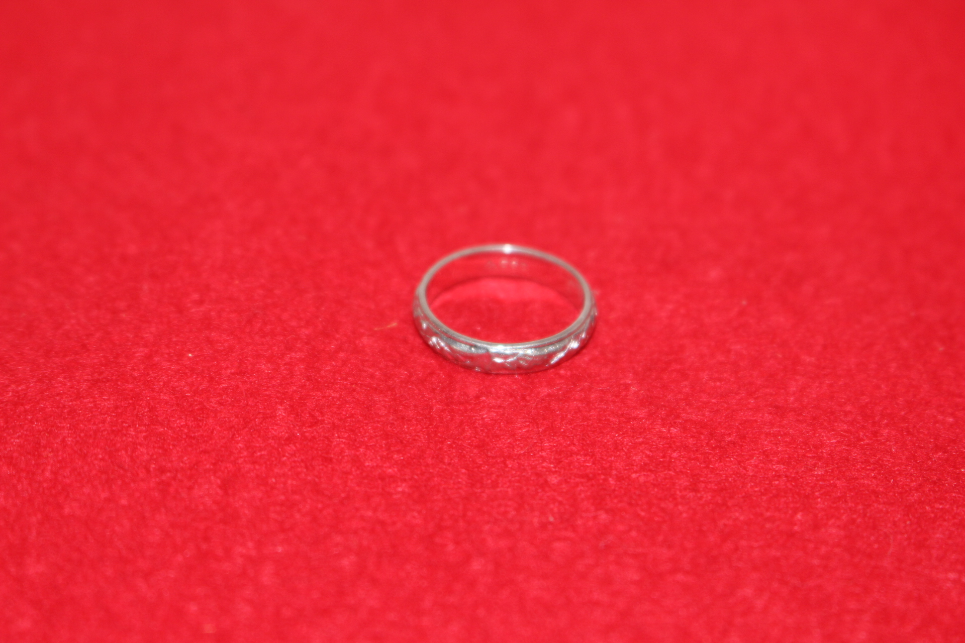 화문이 조각된 반지