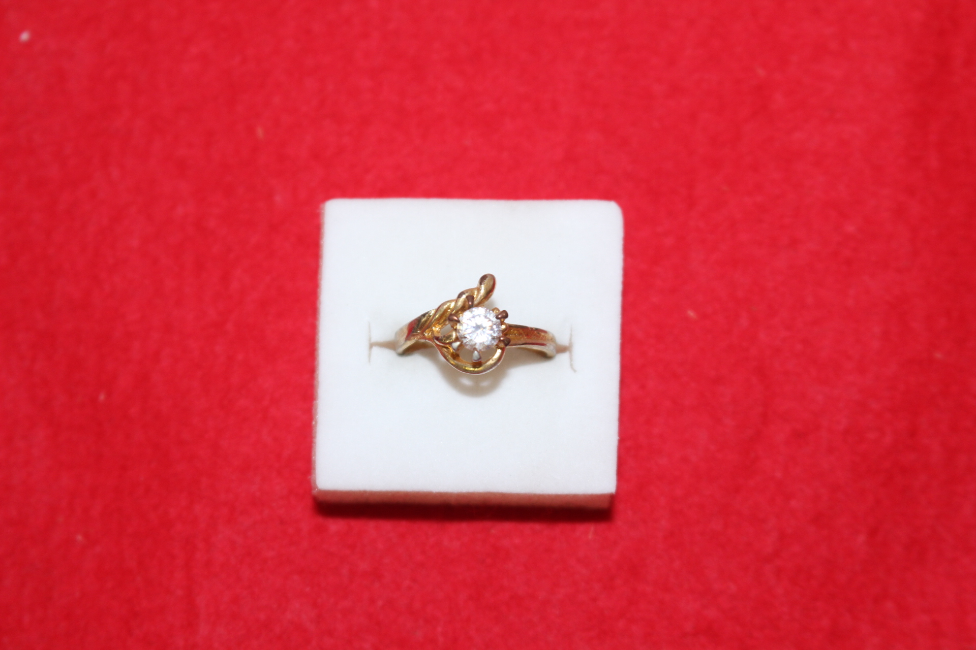 보석이 장식된 반지