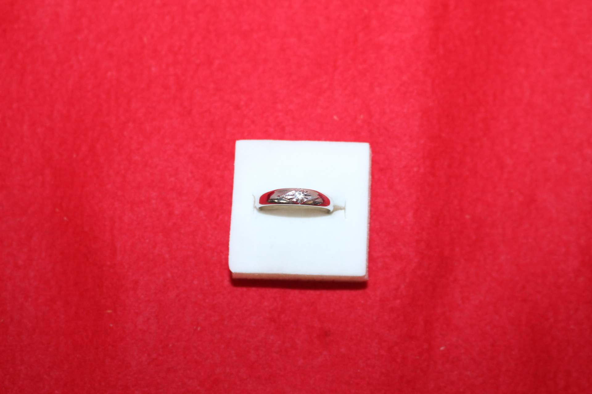 보석이 장식된 반지