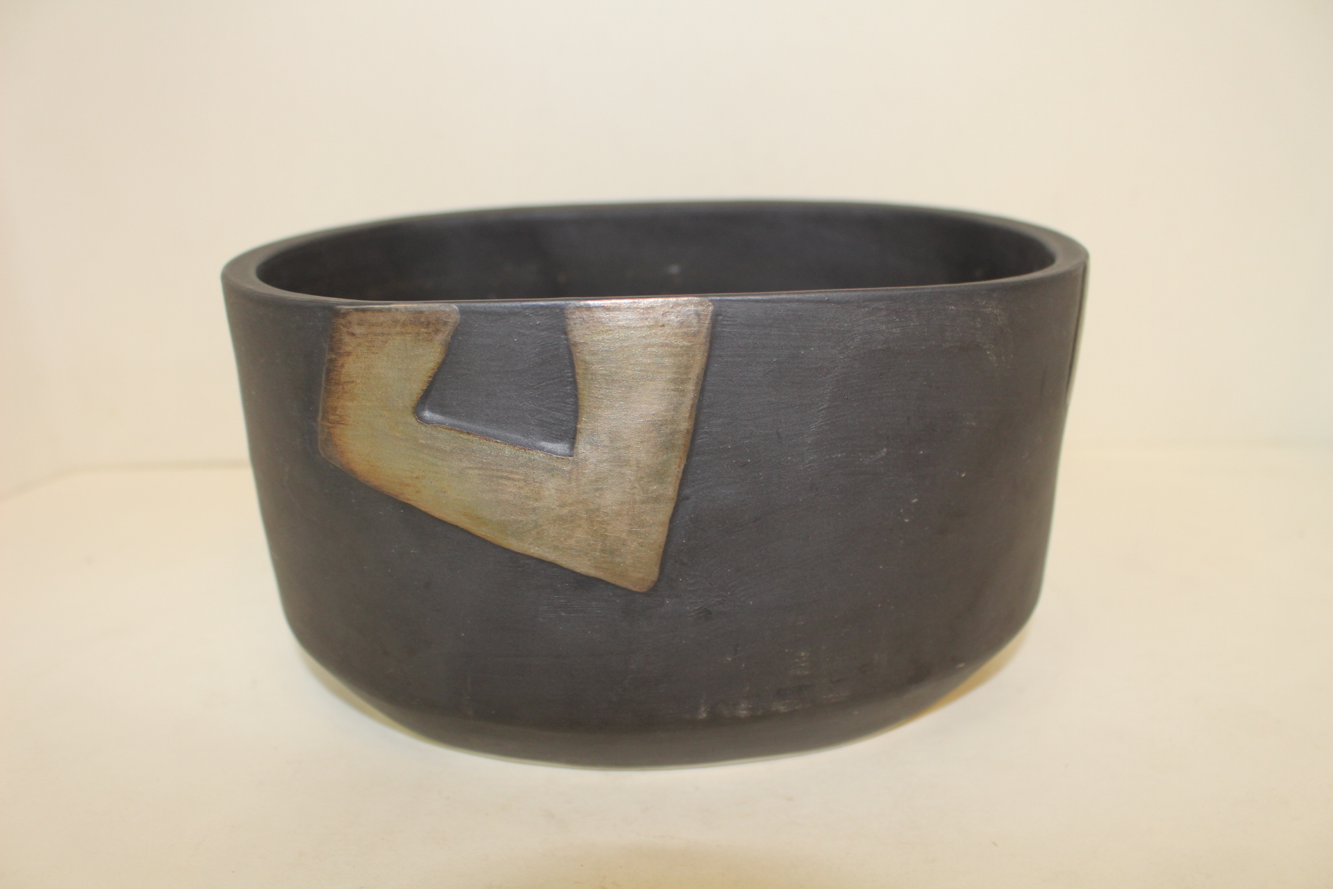 흑유청자 양각추상문 수완