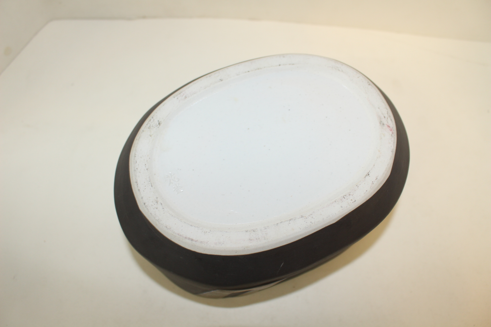 흑유청자 양각추상문 수완