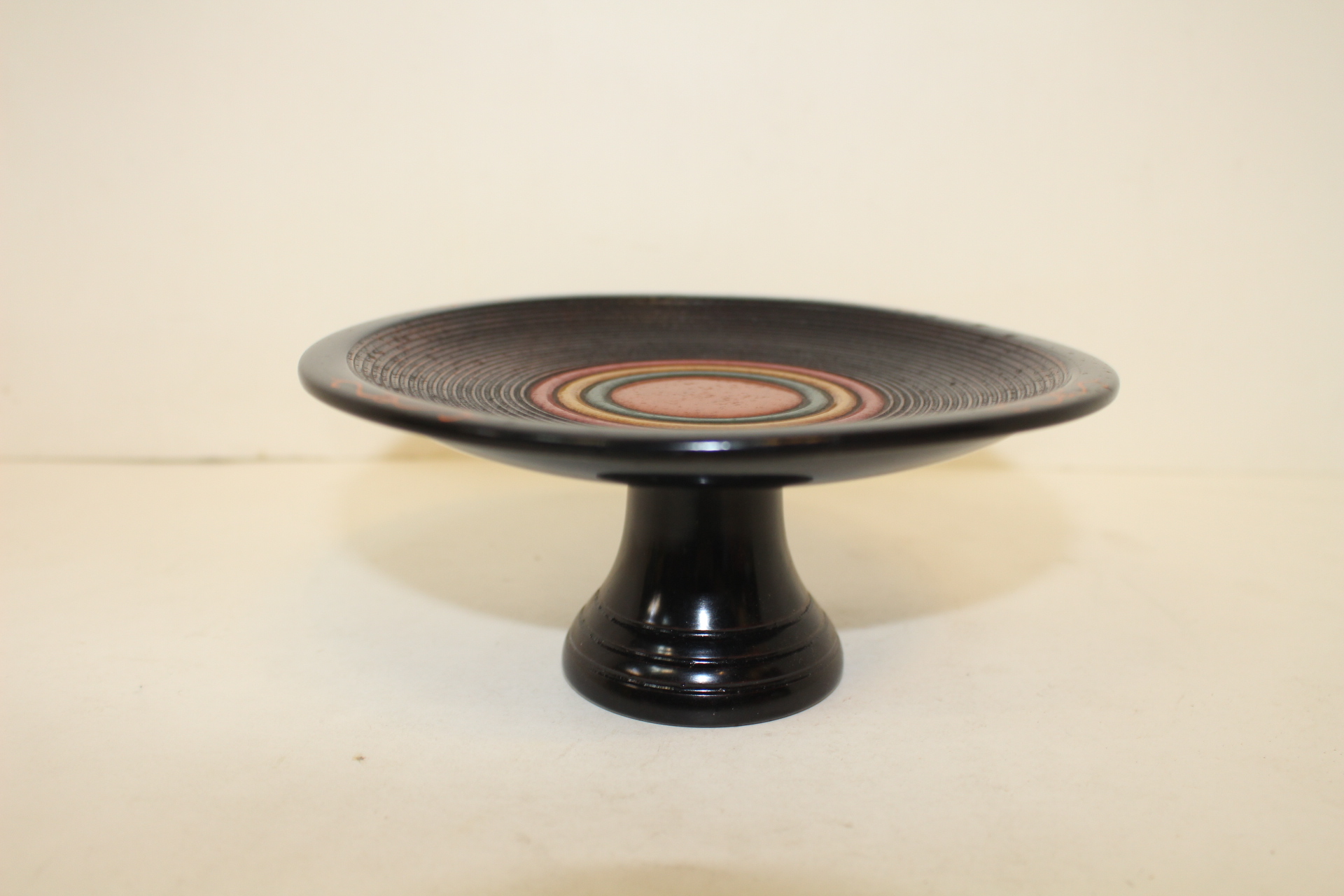 원목나무에 칠이된 굽다리 반