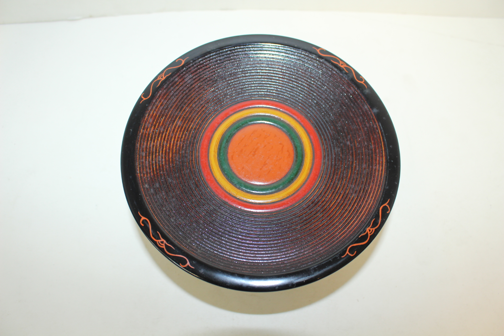 원목나무에 칠이된 굽다리 반