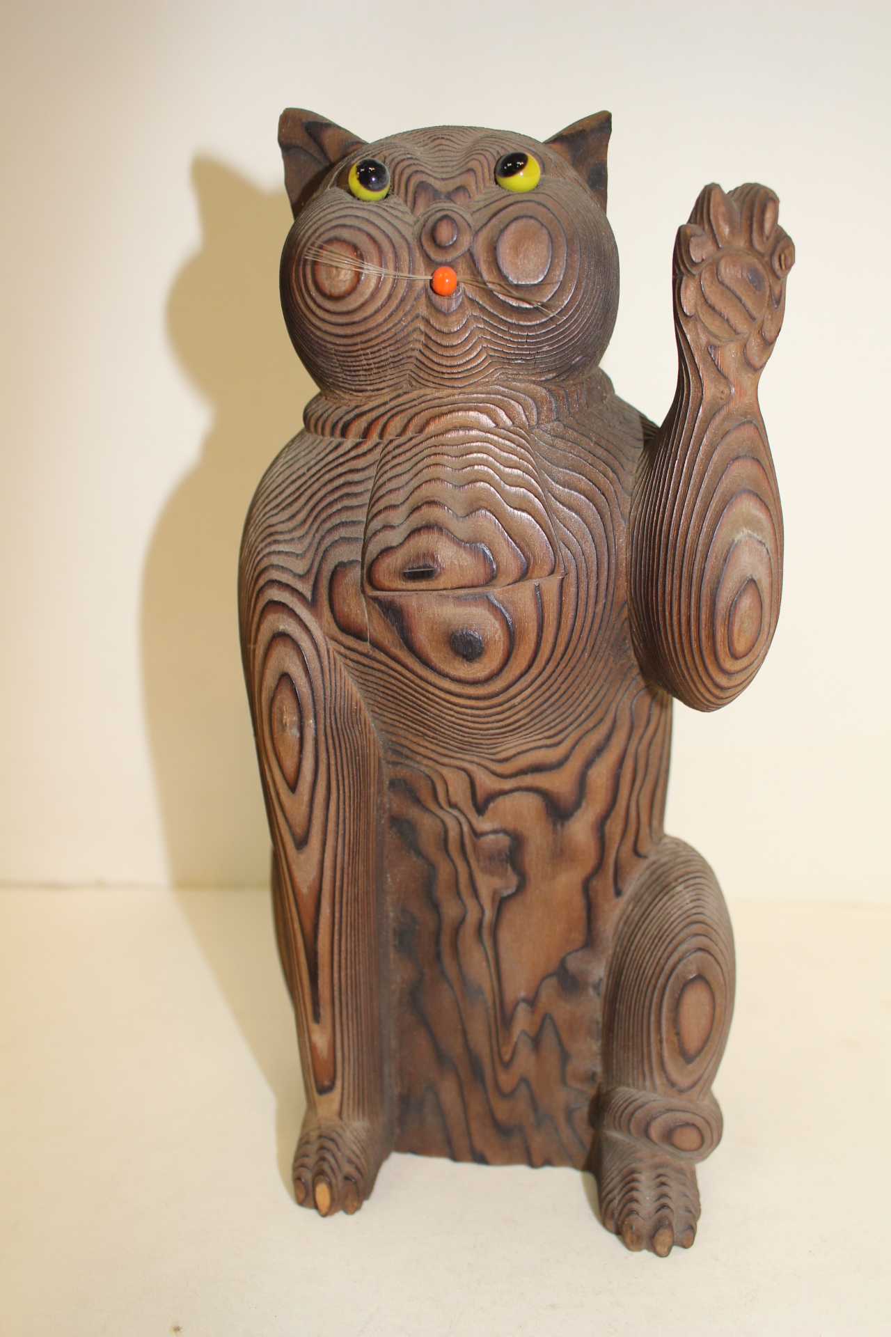 나무로된 고양이 조각상