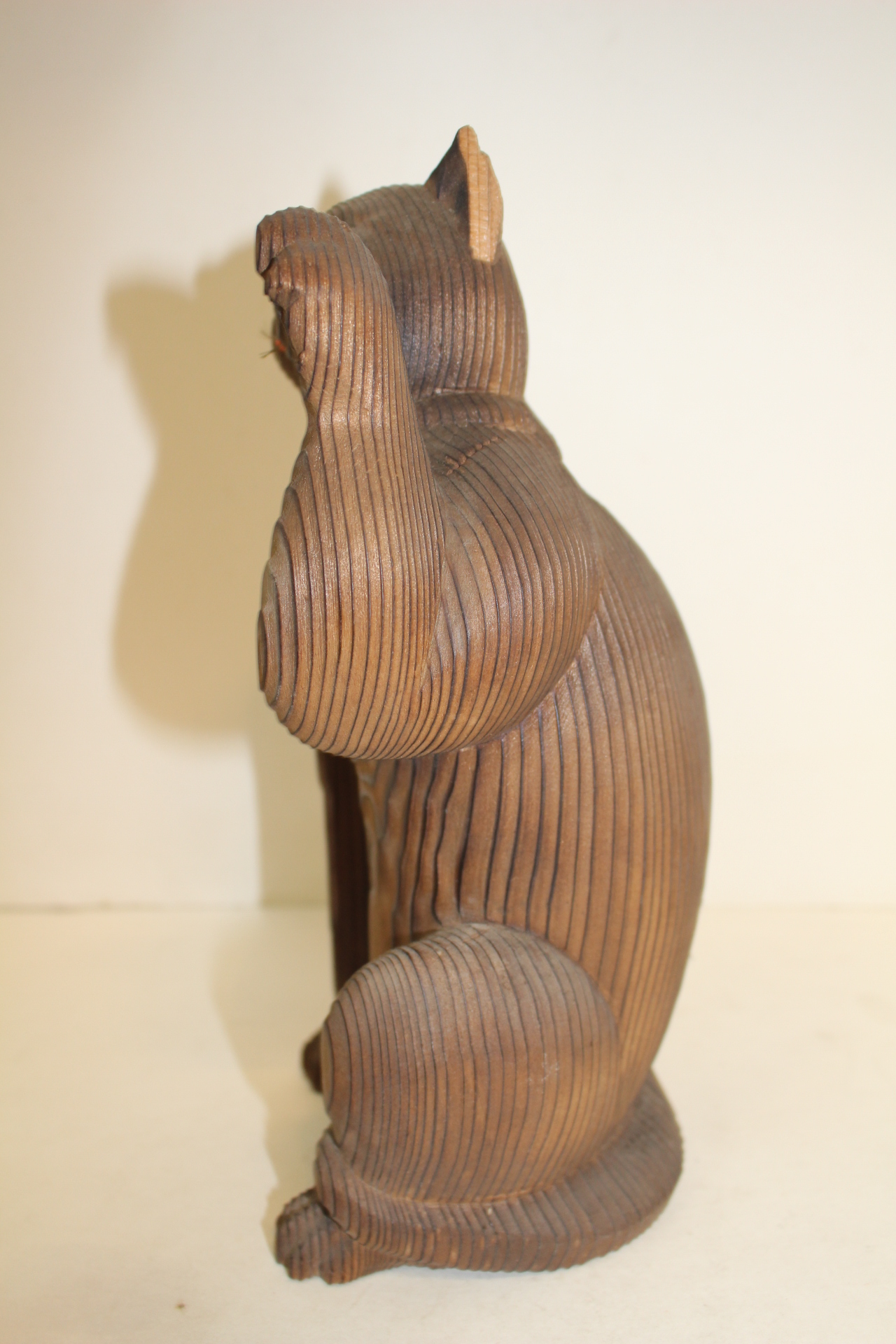 나무로된 고양이 조각상