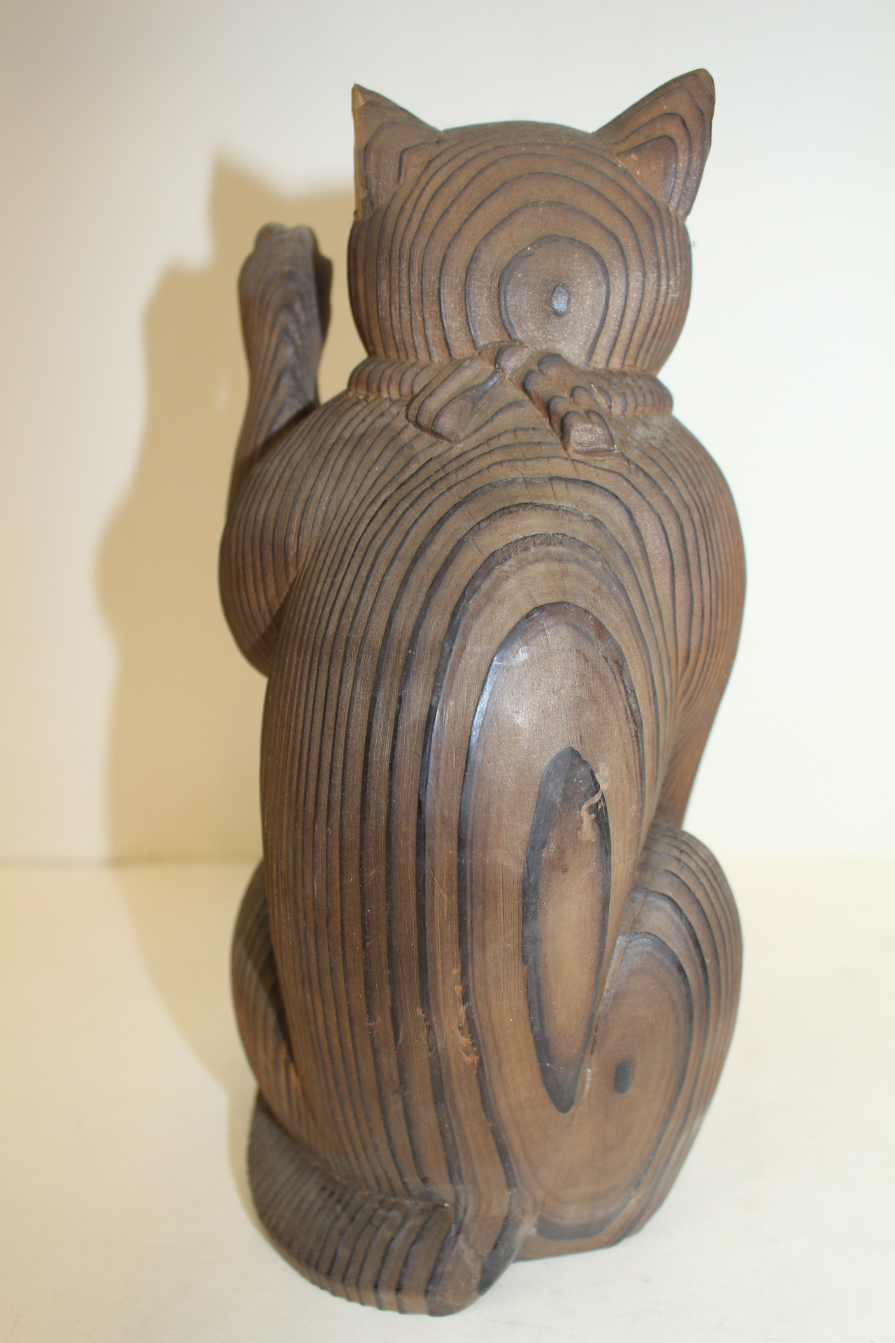 나무로된 고양이 조각상