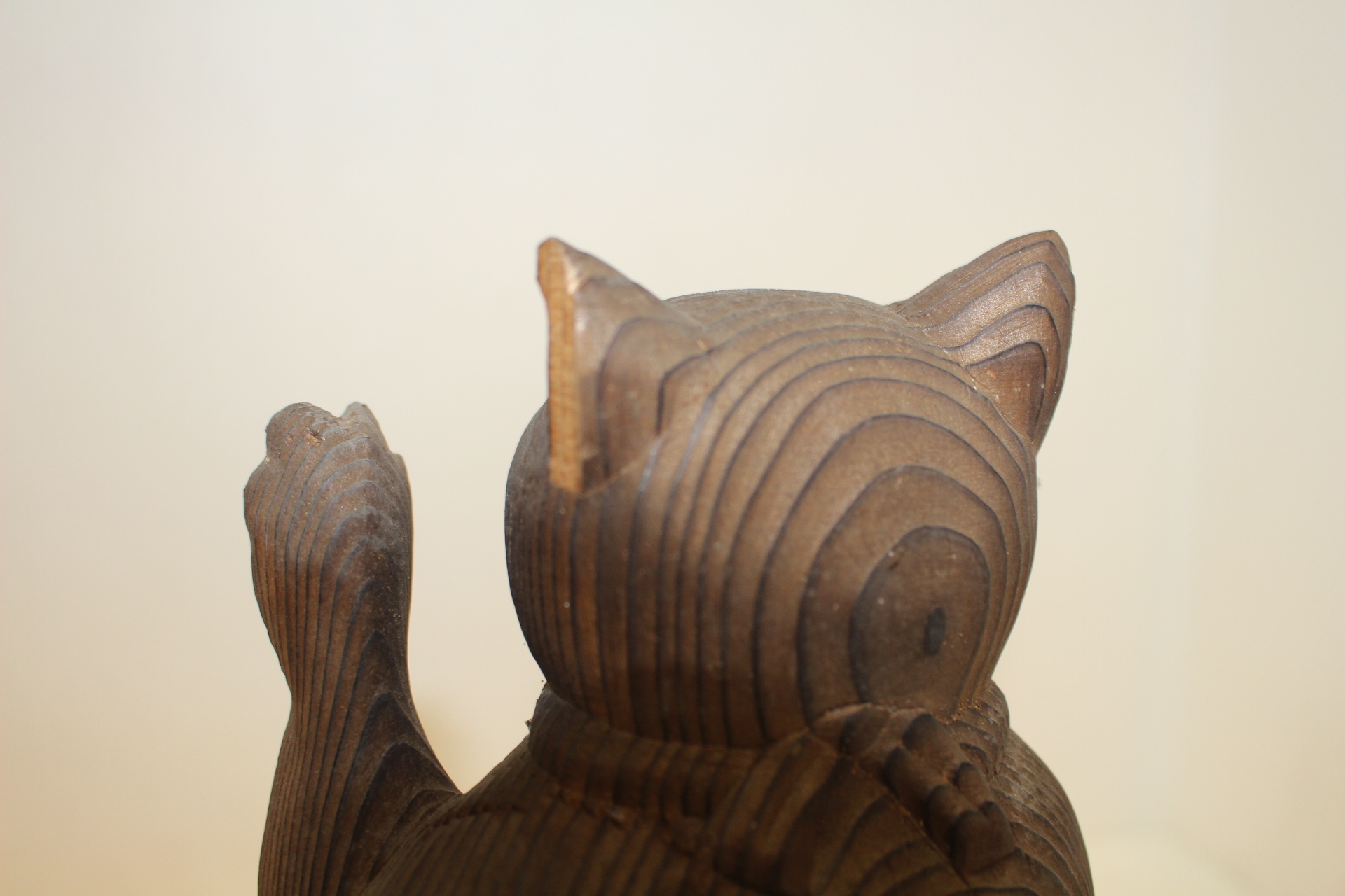 나무로된 고양이 조각상