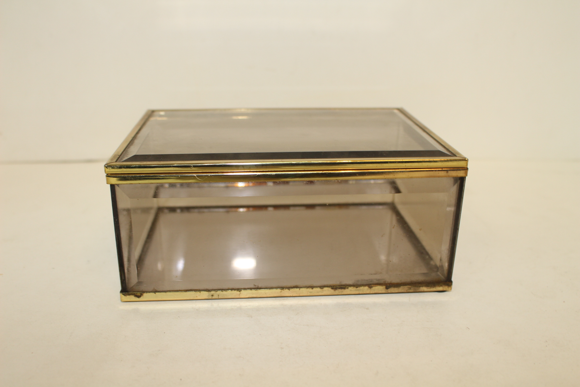 근대사 두꺼운 유리로된 사각함