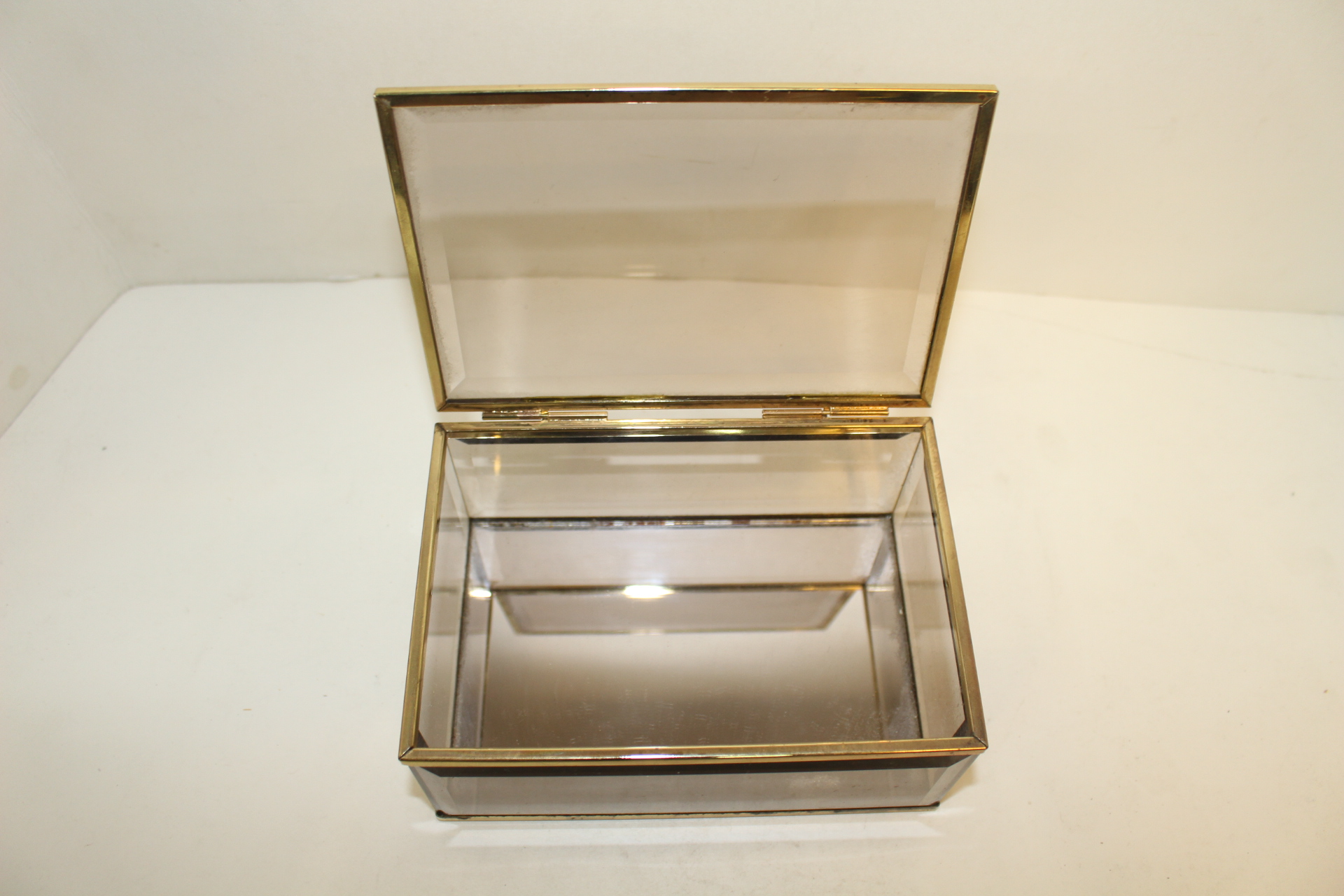 근대사 두꺼운 유리로된 사각함