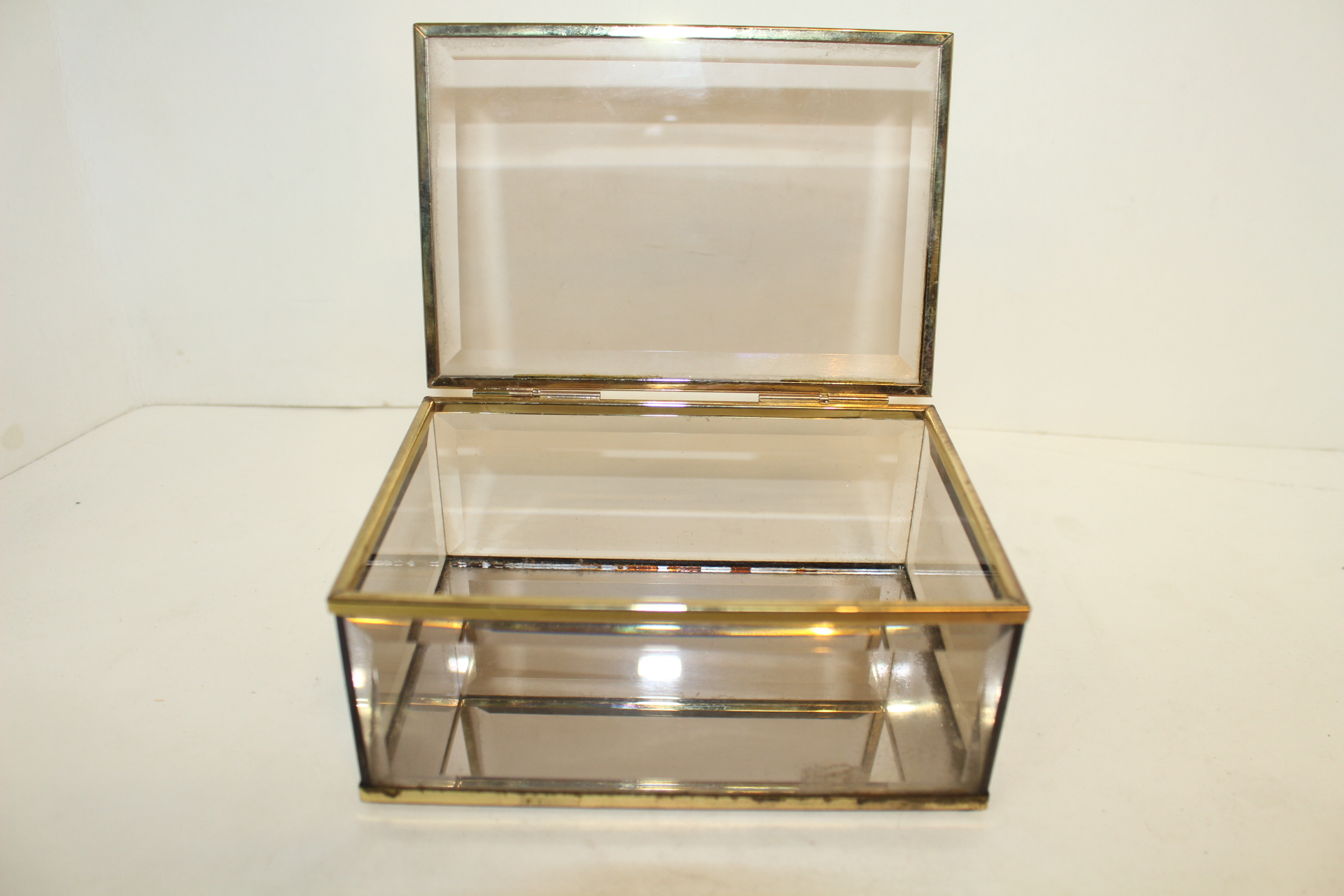 근대사 두꺼운 유리로된 사각함