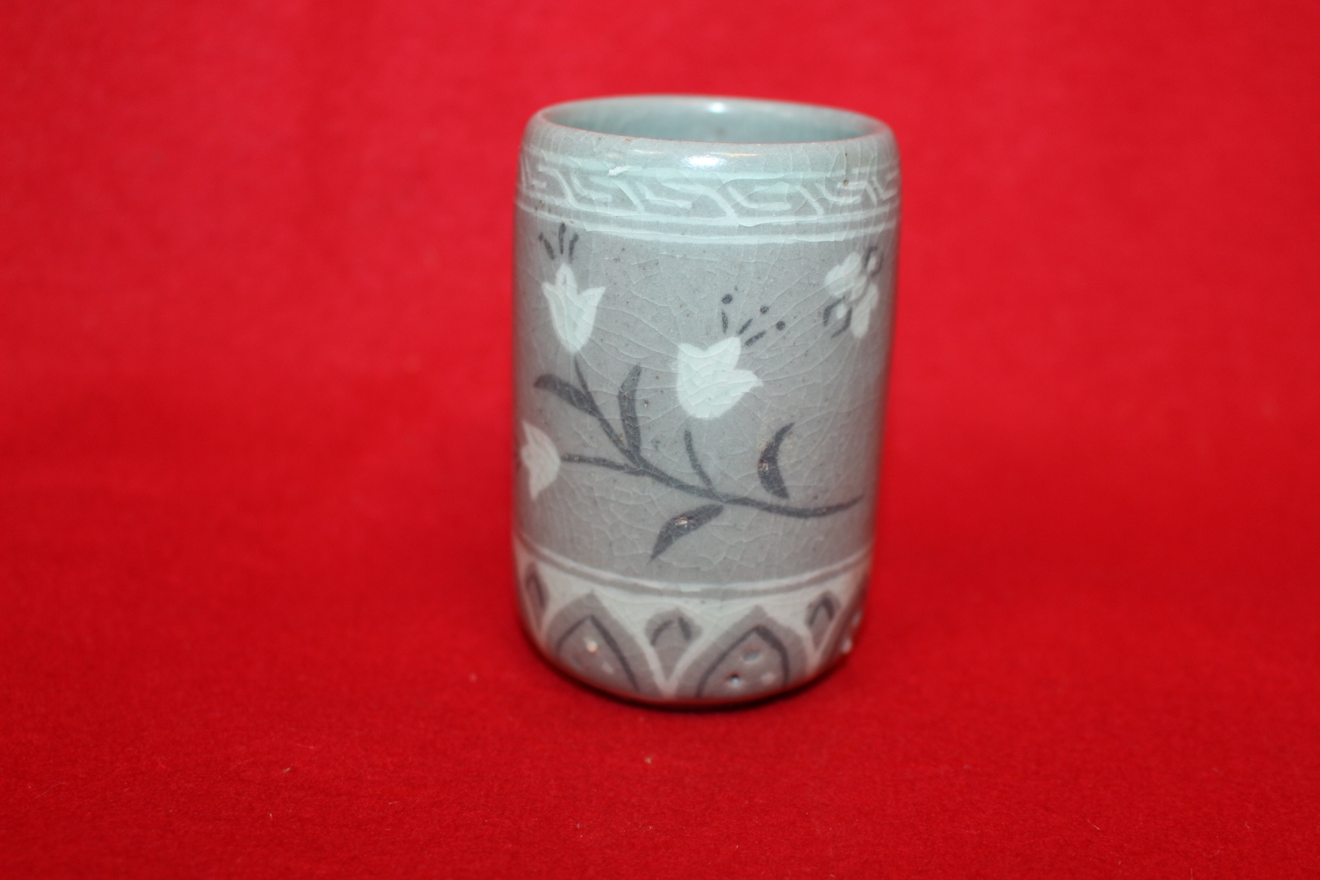 청자 흑백상감화문 잔