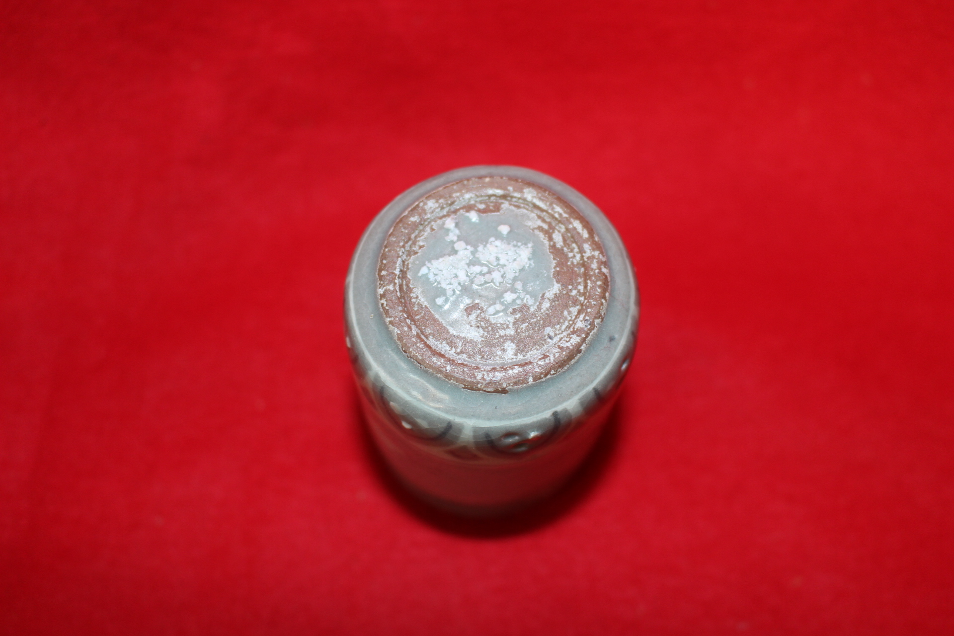 청자 흑백상감화문 잔