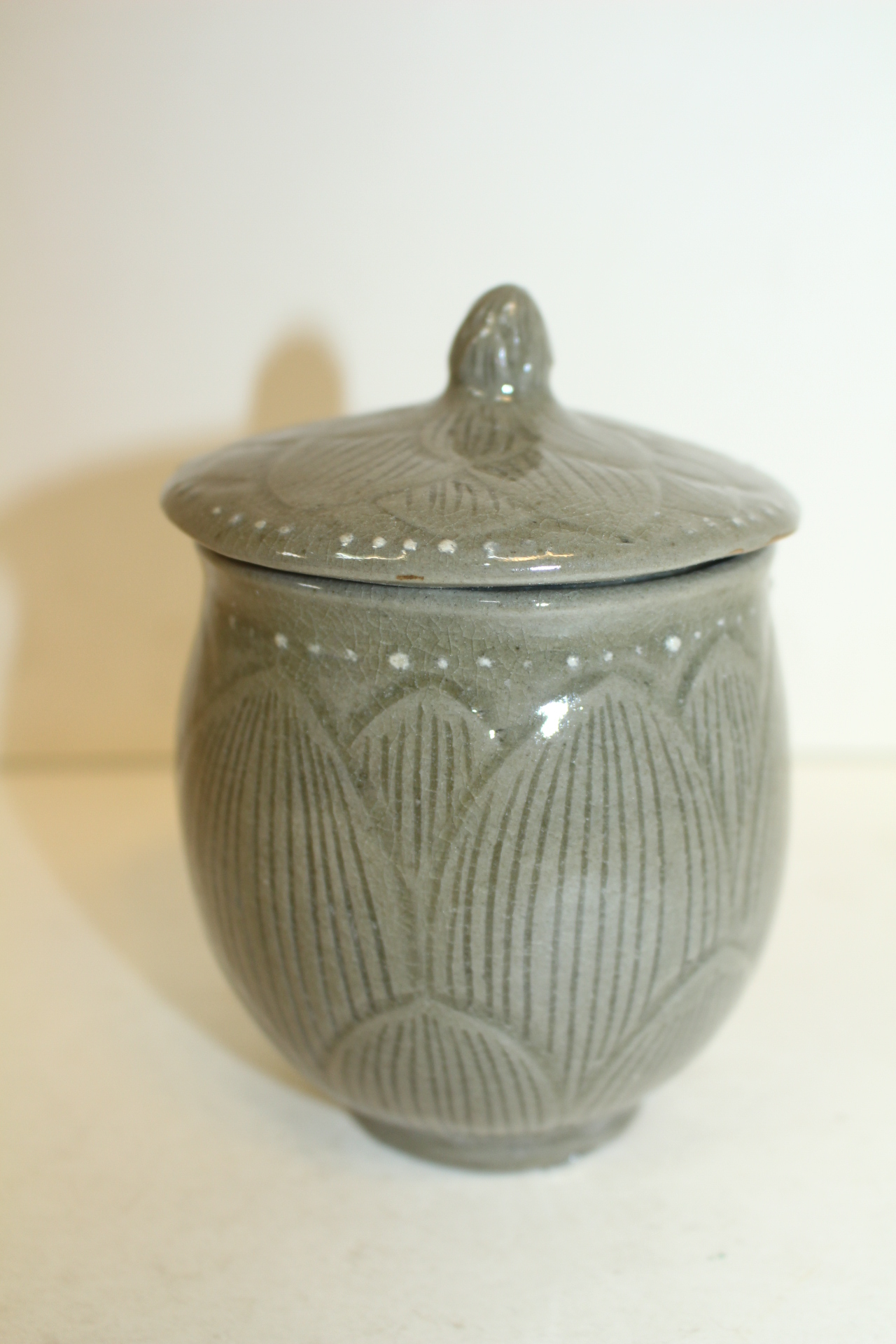 102-청자 음각연화문 잔