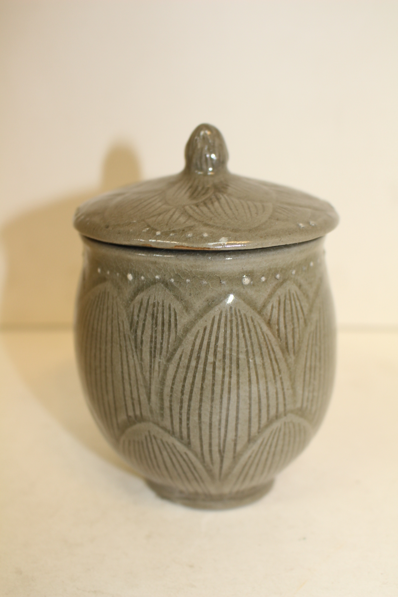 102-청자 음각연화문 잔