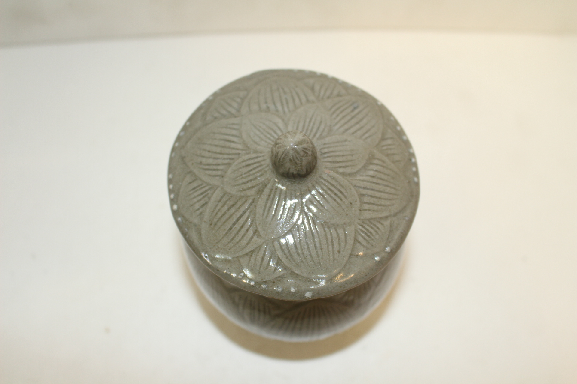 102-청자 음각연화문 잔