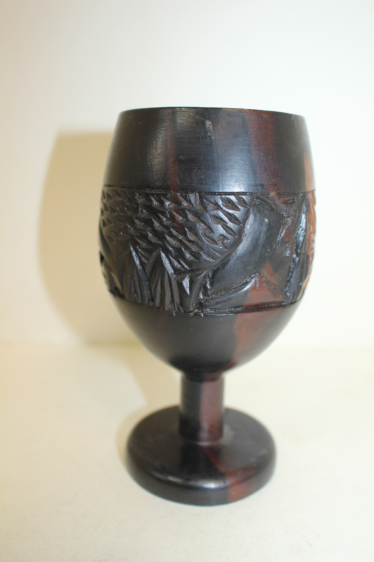 묵직한 원목나무에 산수문이 조각된 잔