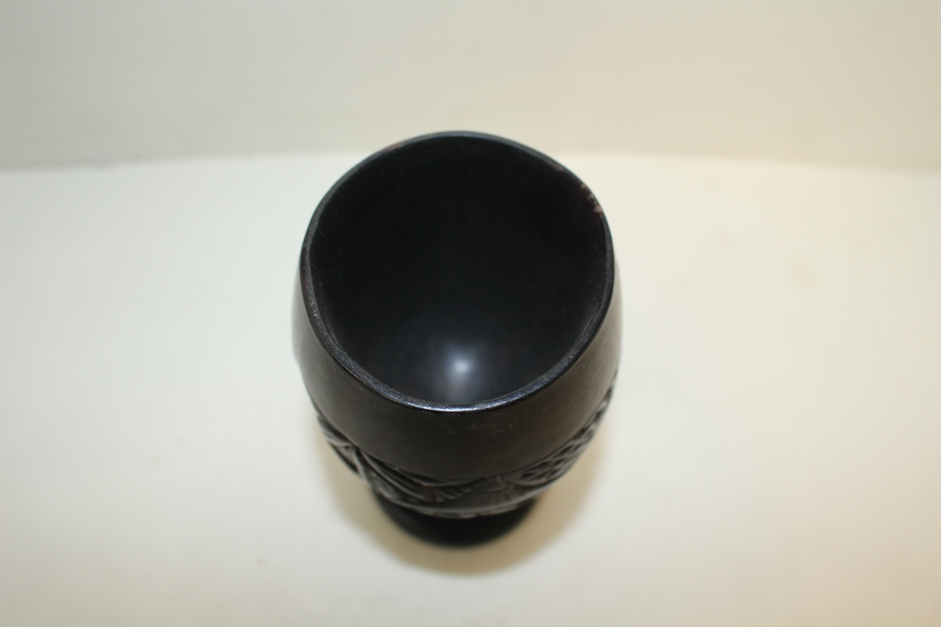 묵직한 원목나무에 산수문이 조각된 잔