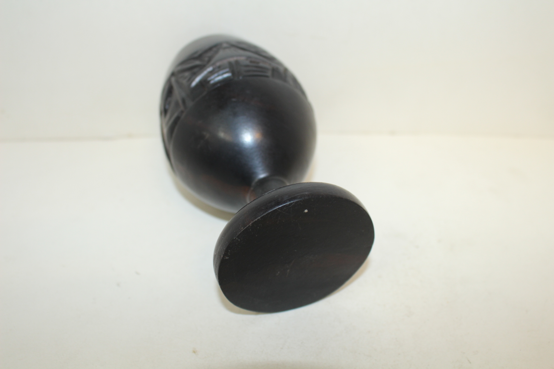 묵직한 원목나무에 산수문이 조각된 잔