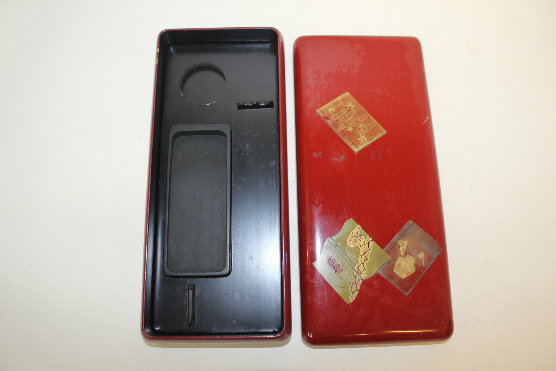 나무에 옷칠이된 벼루함 과 돌벼루